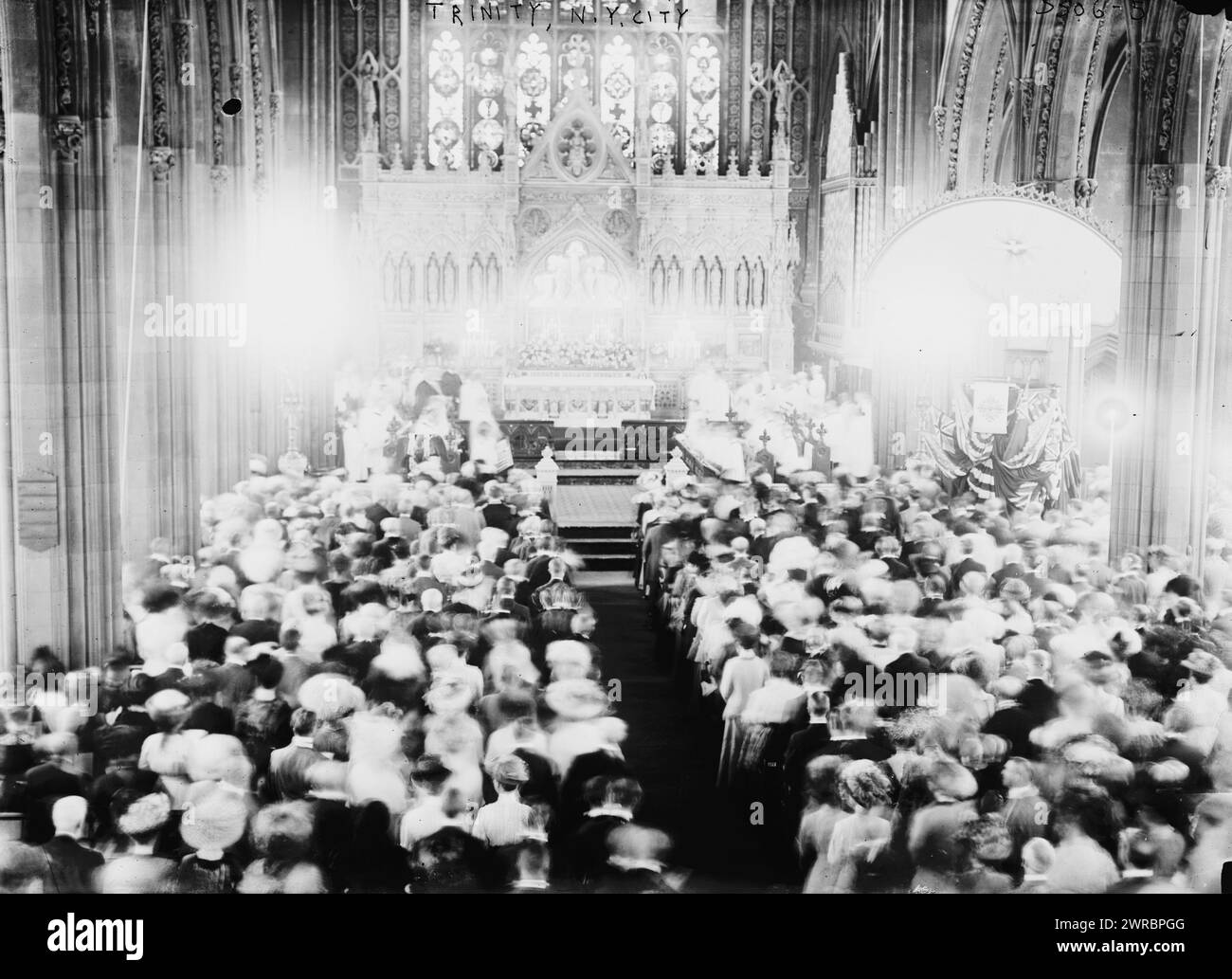 Trinity, New York City, photographie montrant un service religieux à Trinity Church, 79 Broadway, Lower Manhattan, New York City., entre CA. 1910 et env. 1915, N.Y.C, négatifs verre, 1 négatif : verre Banque D'Images