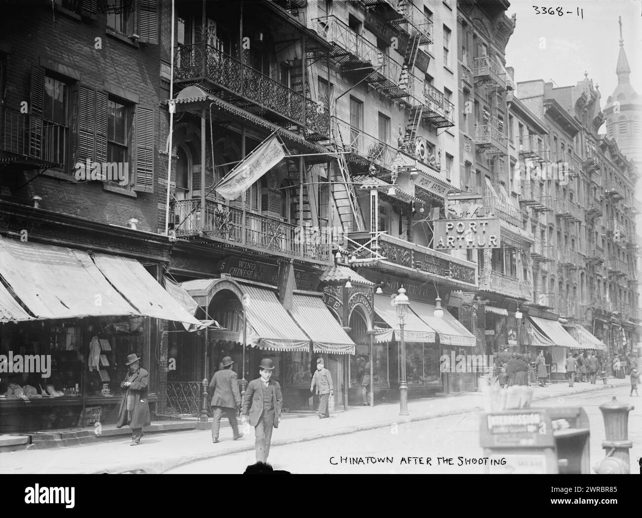 Chinatown après la prise de vue, la photographie montre Mott Street à Chinatown, New York. L'église de la Transfiguration, apparaît dans le fond (25 Mott Street) et le restaurant Port Arthur était au 7-9 Mott Street., entre CA. 1910 et env. 1915, négatifs en verre, 1 négatif : verre Banque D'Images