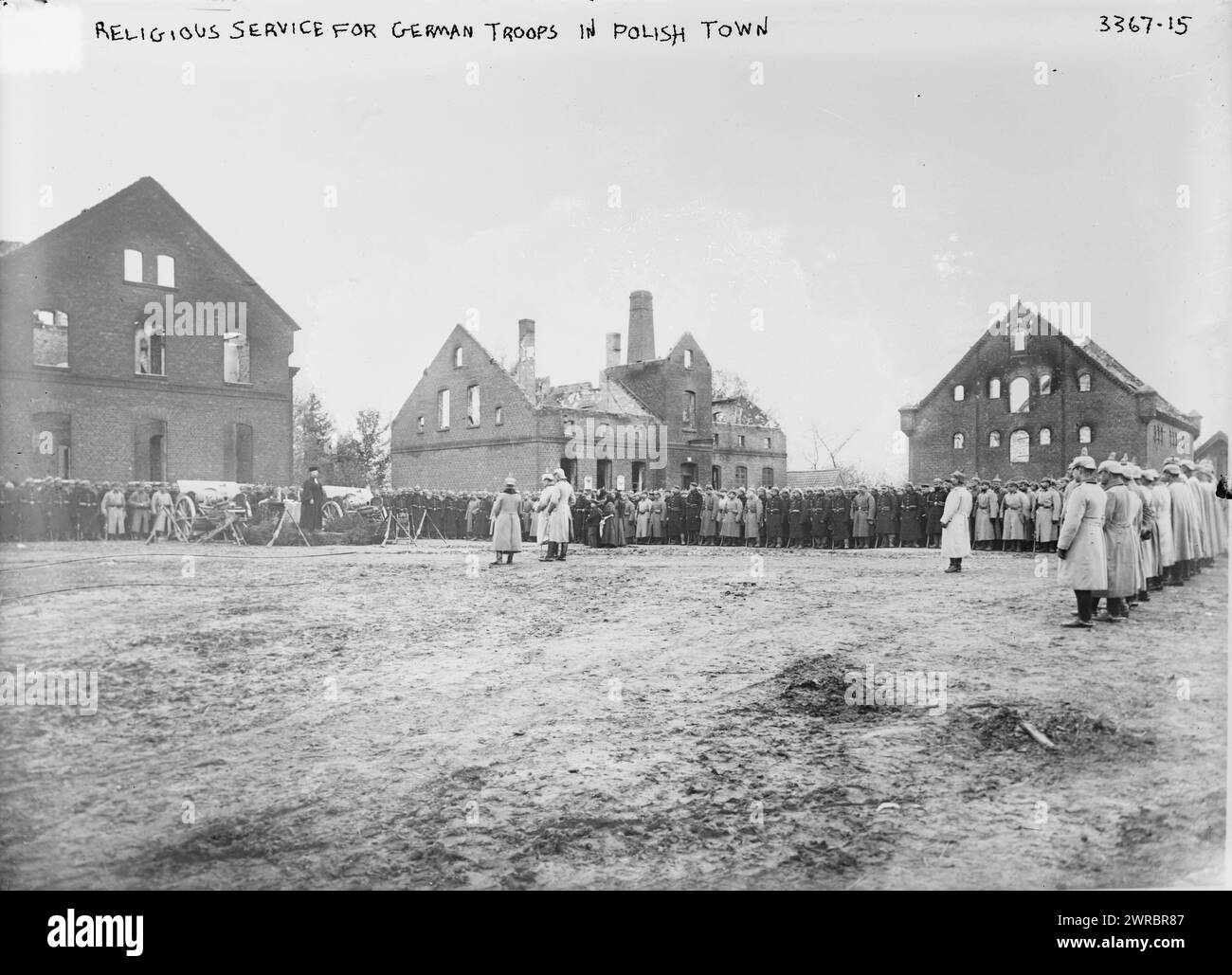Service religieux pour les troupes allemandes dans une ville polonaise, la photographie montre des soldats allemands à un service religieux en Pologne, pendant la première Guerre mondiale, entre 1914 et CA. 1915, Guerre mondiale, 1914-1918, négatifs en verre, 1 négatif : verre Banque D'Images