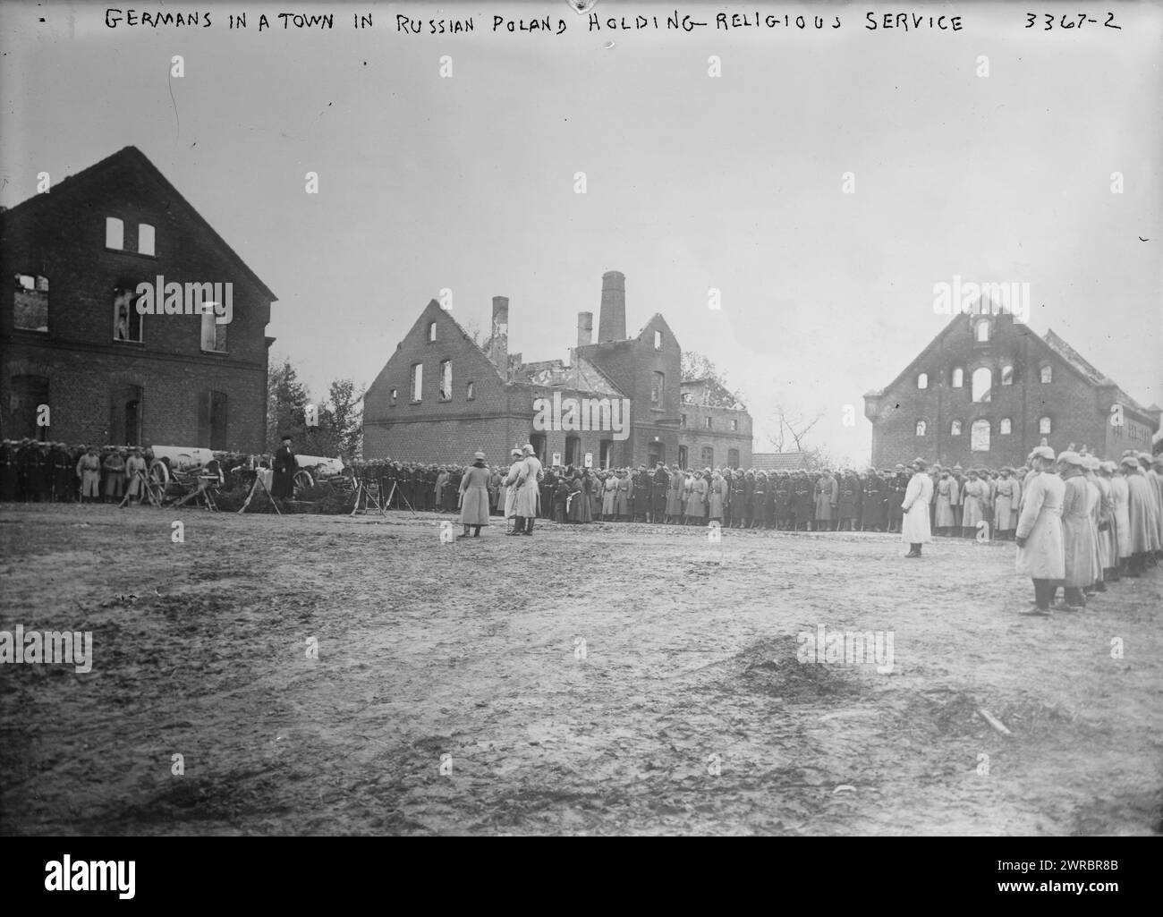 Allemands dans une ville de Pologne russe où se tient un service religieux, la photographie montre des soldats allemands qui tiennent un service en Pologne pendant la première Guerre mondiale, entre 1914 et environ. 1915, Guerre mondiale, 1914-1918, négatifs en verre, 1 négatif : verre Banque D'Images