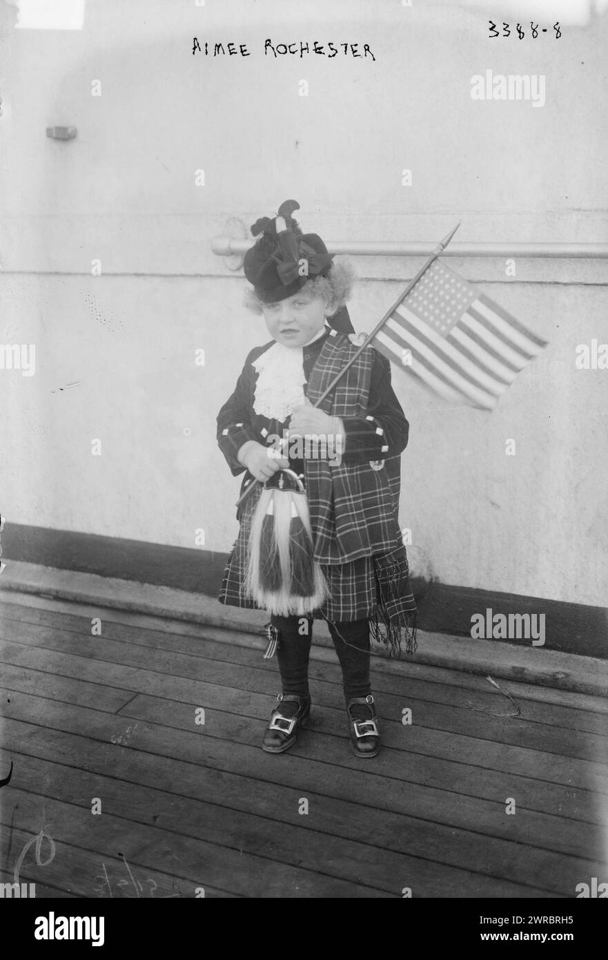 Aimee Rochester, photographie montre Aimee Rochester dans un kilt écossais tenant un drapeau américain., entre env. 1910 et env. 1915, négatifs en verre, 1 négatif : verre Banque D'Images
