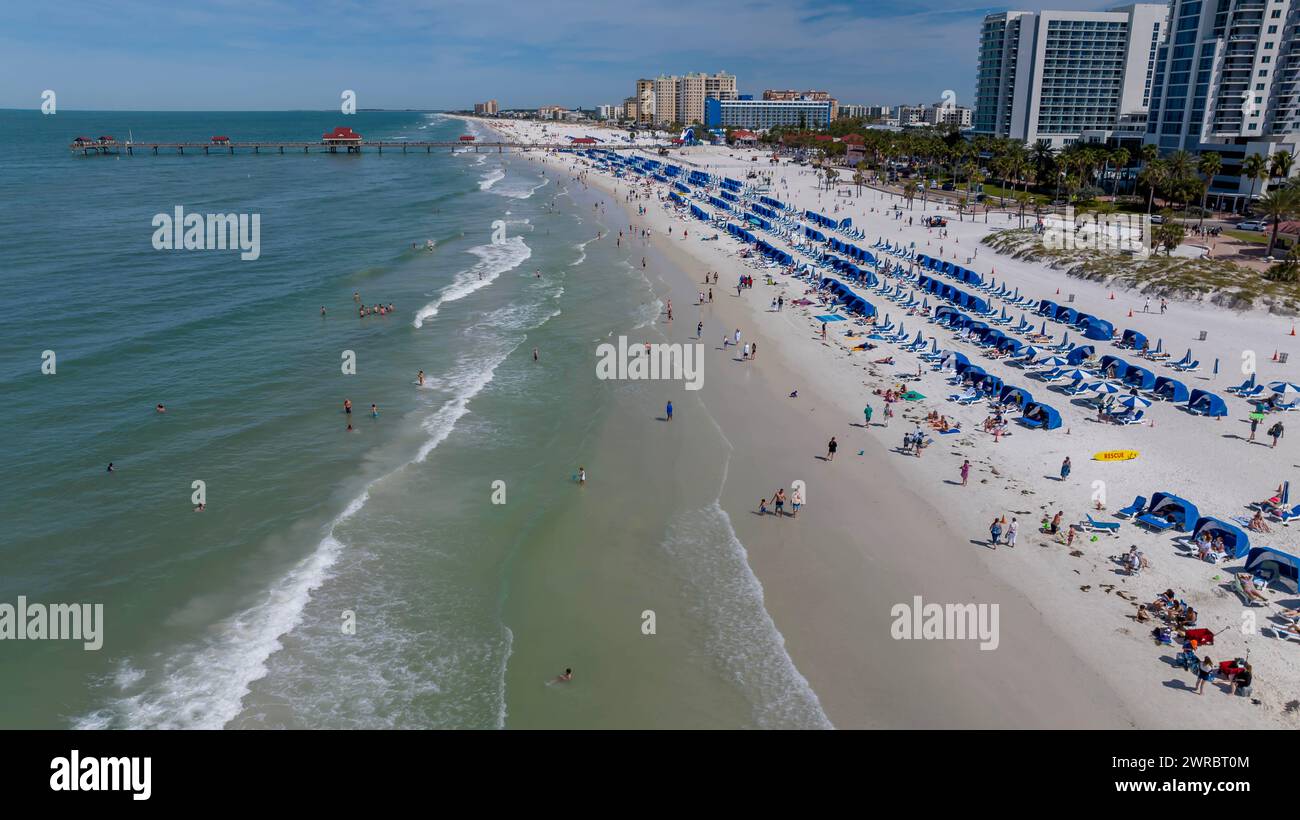 Clearwater Beach, Floride, États-Unis. 11 mars 2024. Capturer les vacances de printemps vibrantes de Clearwater Beach d'en haut ''' la perspective d'un drone révèle des rivages embrassés par le soleil, des foules animées et des joyeux spectateurs savourant la chaleur d'une journée de printemps parfaite. (Crédit image : © Walter G Arce Sr Grindstone Medi/ASP) USAGE ÉDITORIAL SEULEMENT! Non destiné à UN USAGE commercial ! Banque D'Images