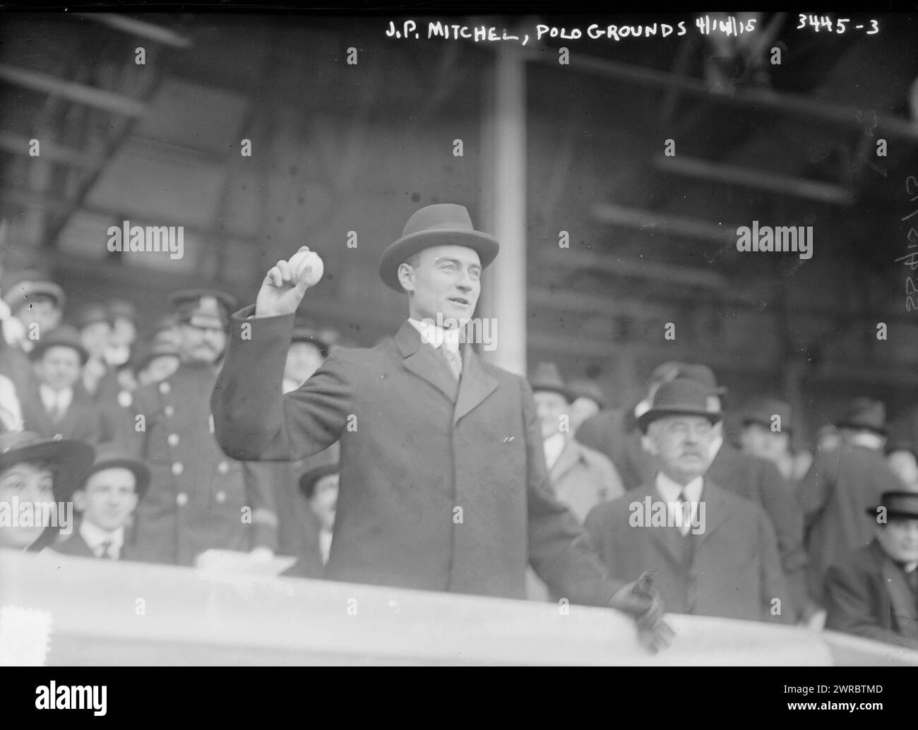 J.P. Mitchel, Polo Grounds, 4/14/15, photographie montrant John Purroy Mitchel (1879-1918), maire de New York de 1914 à 1917, lançant une balle au Polo Grounds., 4/14/15, Baseball, négatifs en verre, 1 négatif : verre Banque D'Images J.P. Mitchel, Polo Grounds, 4/14/15, photographie montrant John Purroy Mitchel (1879-1918), maire de New York de 1914 à 1917, lançant une balle au Polo Grounds., 4/14/15, Baseball, négatifs en verre, 1 négatif : verre Banque D'Images