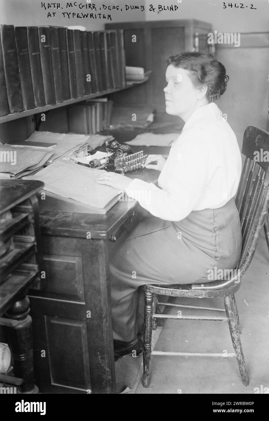 Kath. McGirr, Deaf, Dumb & Blind at Typewriter, photographie montre Katherine 'Katie' McGirr utilisant une machine à écrire pour transcrire des lettres écrites en braille., entre env. 1910 et env. 1915, sourds, 1910-1920, négatifs en verre, 1 négatif : verre Banque D'Images
