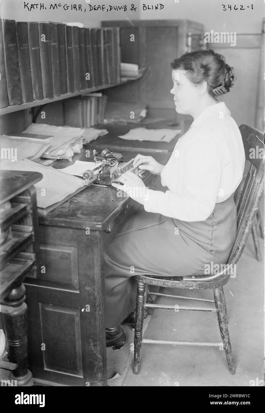 Kath. McGirr, Deaf, Dumb & Blind., photographie montre Katherine 'Katie' McGirr utilisant une machine à écrire pour transcrire des lettres écrites en braille., entre env. 1910 et env. 1915, négatifs en verre, 1 négatif : verre Banque D'Images