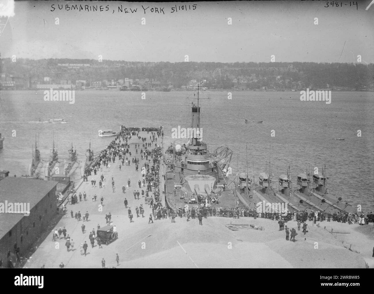 Submarins, New York, photographie montre des sous-marins américains amarrés à la jetée de la 135e rue sur l'Upper West Side de New York dans le cadre de l'examen présidentiel de la flotte de l'Atlantique., 1915 mai 10, New York, négatifs en verre, 1 négatif : verre Banque D'Images