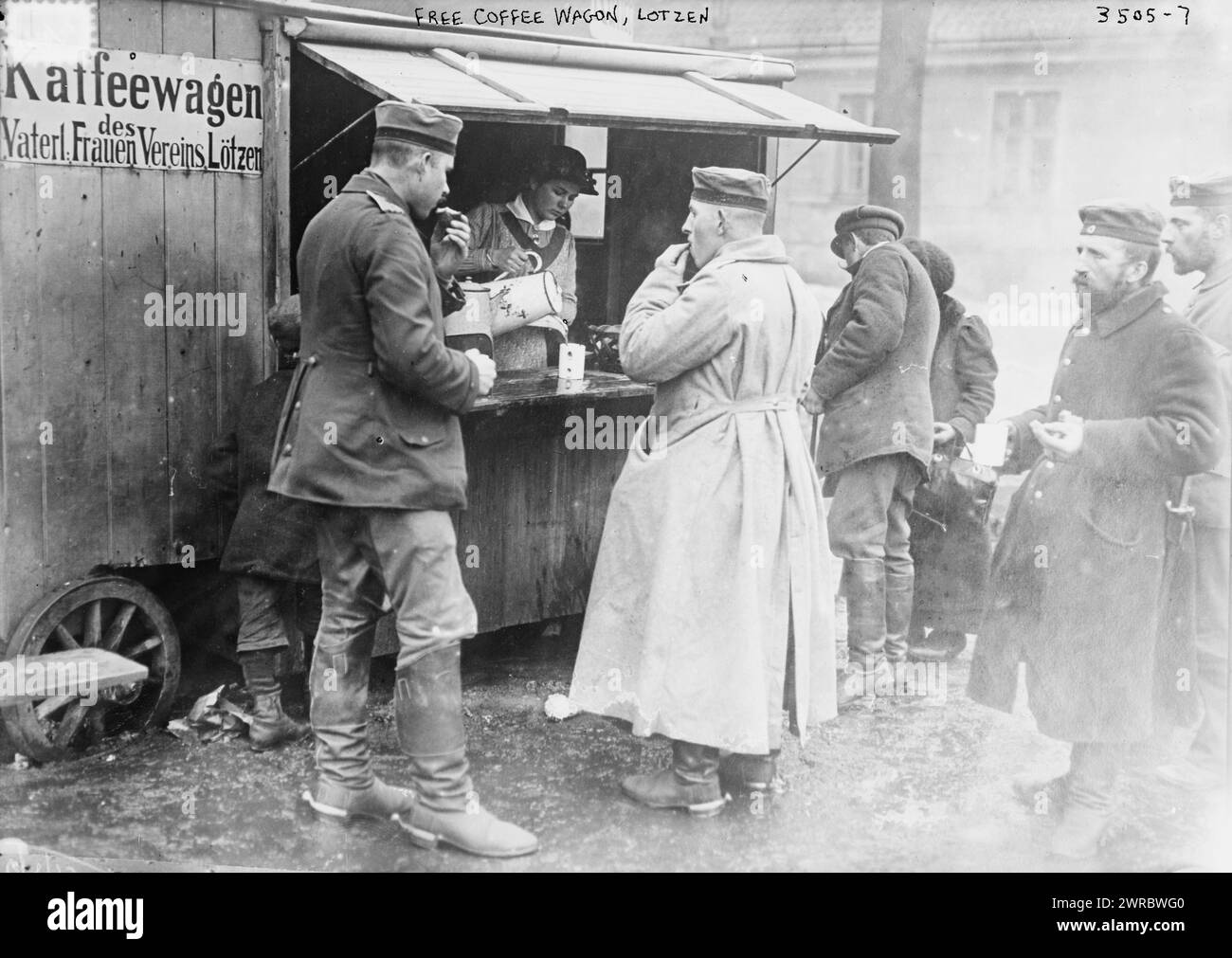 Chariot à café gratuit, Lotzen, photographie montre des soldats dans un wagon à café à Lotzen, Prusse orientale, (aujourd'hui Gizycko, Pologne) pendant la première Guerre mondiale, entre env. 1910 et env. 1915, Guerre mondiale, 1914-1918, négatifs en verre, 1 négatif : verre Banque D'Images