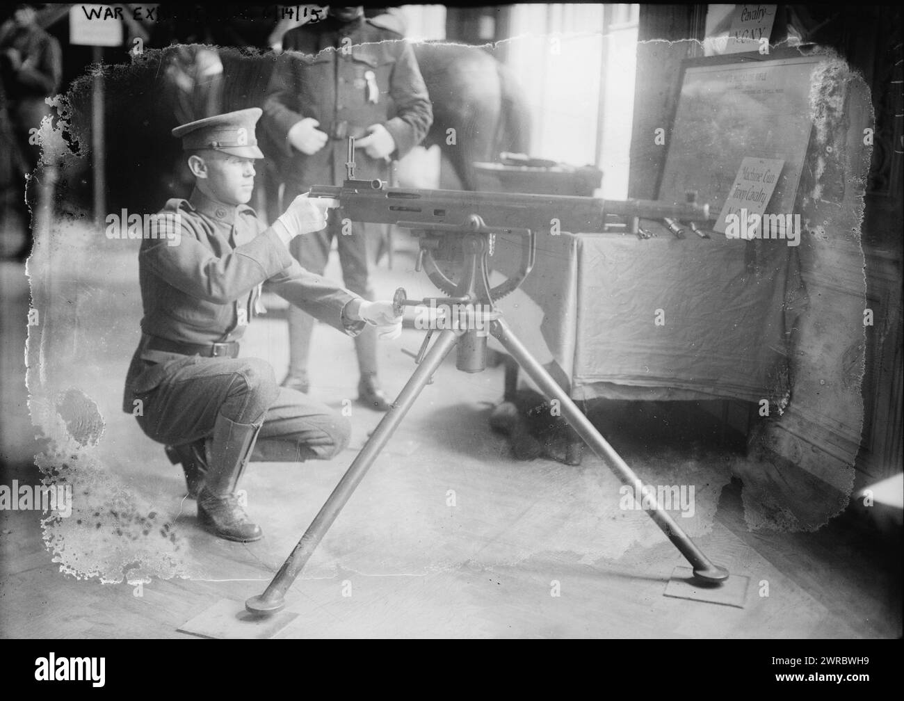 War Exhibition, New York, 6/14/15, photographie montre un soldat avec une mitrailleuse à une exposition de la National Security League qui faisait partie de la 'Peace and PREPARATION Conference' tenue à l'Hôtel Astor à New York City en juin 1915., 6/14/15, négatifs en verre, 1 négatif : verre Banque D'Images War Exhibition, New York, 6/14/15, photographie montre un soldat avec une mitrailleuse à une exposition de la National Security League qui faisait partie de la 'Peace and PREPARATION Conference' tenue à l'Hôtel Astor à New York City en juin 1915., 6/14/15, négatifs en verre, 1 négatif : verre Banque D'Images
