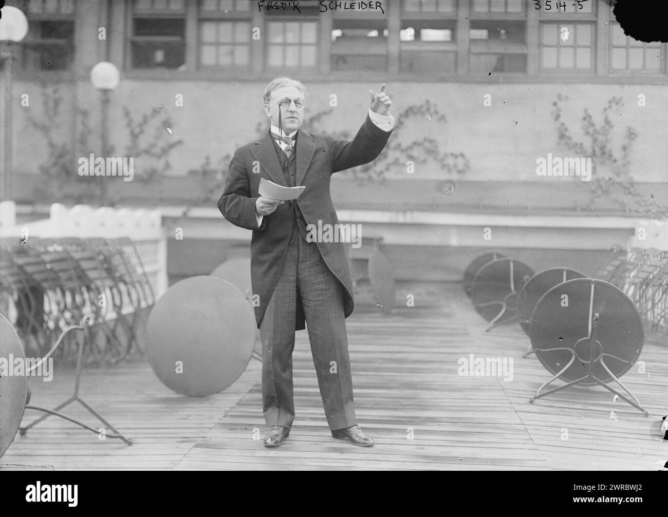 Frederick Schleider, photographie montre le musicien et professeur Frederick William Schlieder (1873-1953) peut-être à la convention de la New York State Music Teachers' Association qui a eu lieu en juin 1915 à New York City., 1915 juin, Glass négatifs, 1 négatif : Glass Banque D'Images