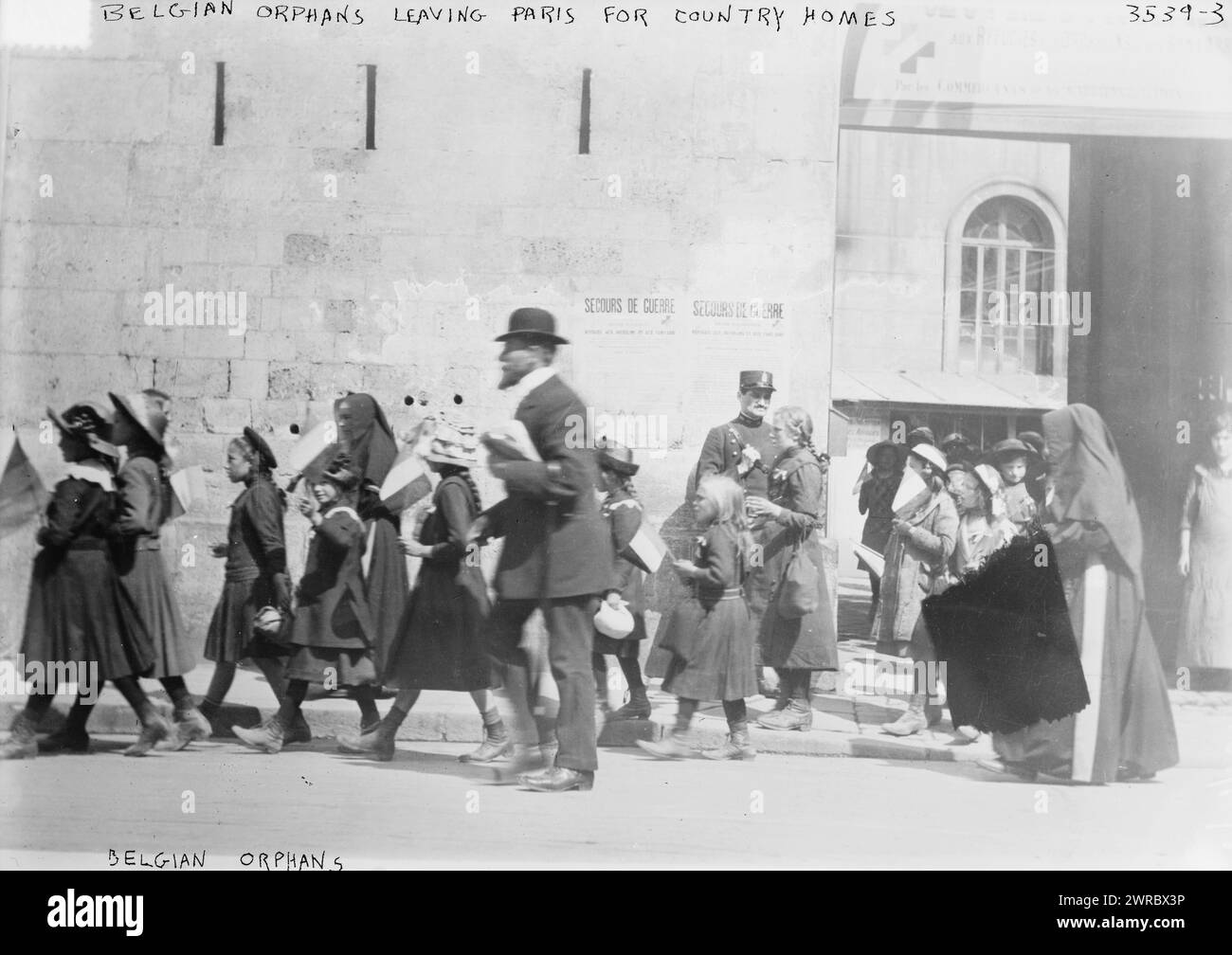 Orphelins belges quittant Paris pour des maisons de campagne, la photographie montre des enfants belges à Paris pendant la première Guerre mondiale, entre 1914 et CA. 1915, Guerre mondiale, 1914-1918, négatifs en verre, 1 négatif : verre Banque D'Images