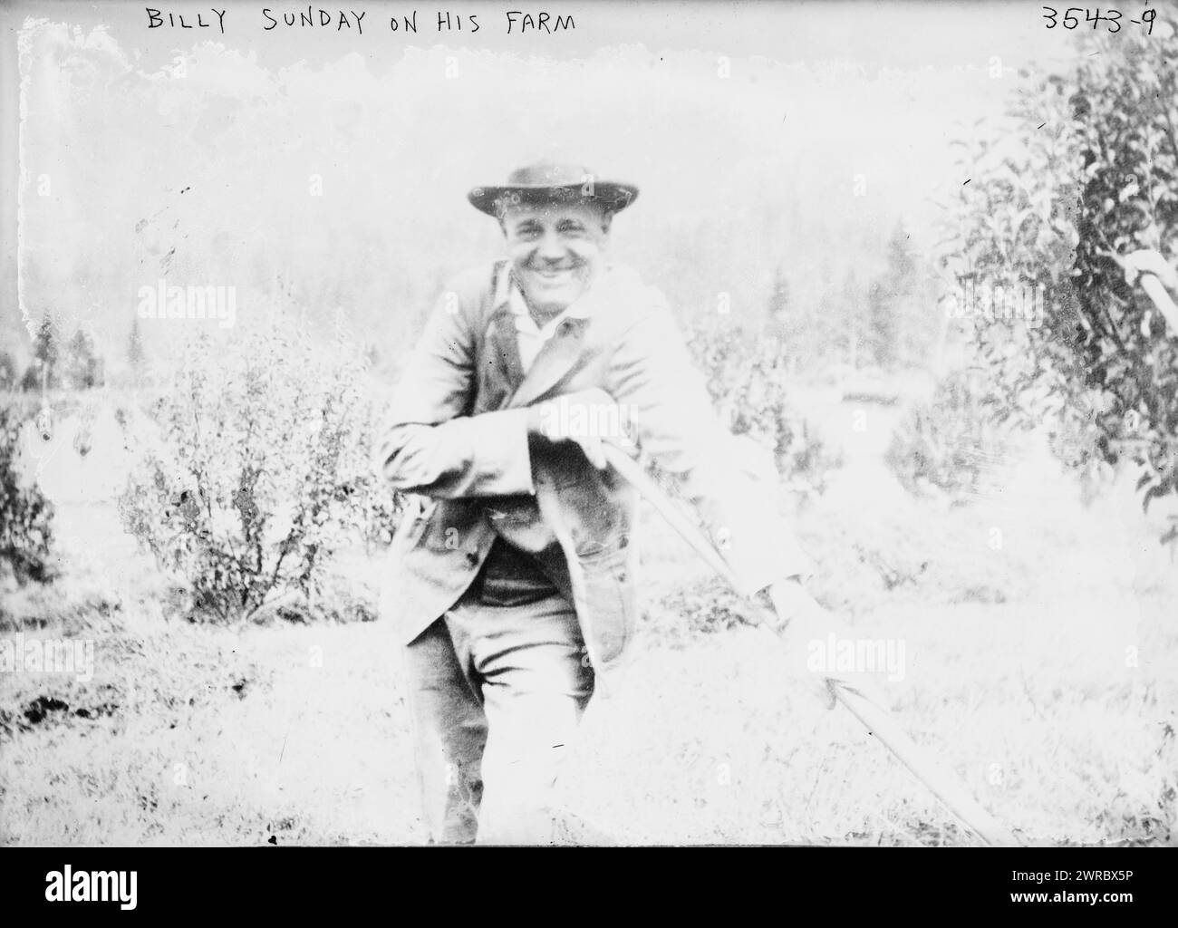 Billy Sunday sur sa ferme, 1917, négatifs en verre, 1 négatif : verre Banque D'Images Billy Sunday sur sa ferme, 1917, négatifs en verre, 1 négatif : verre Banque D'Images