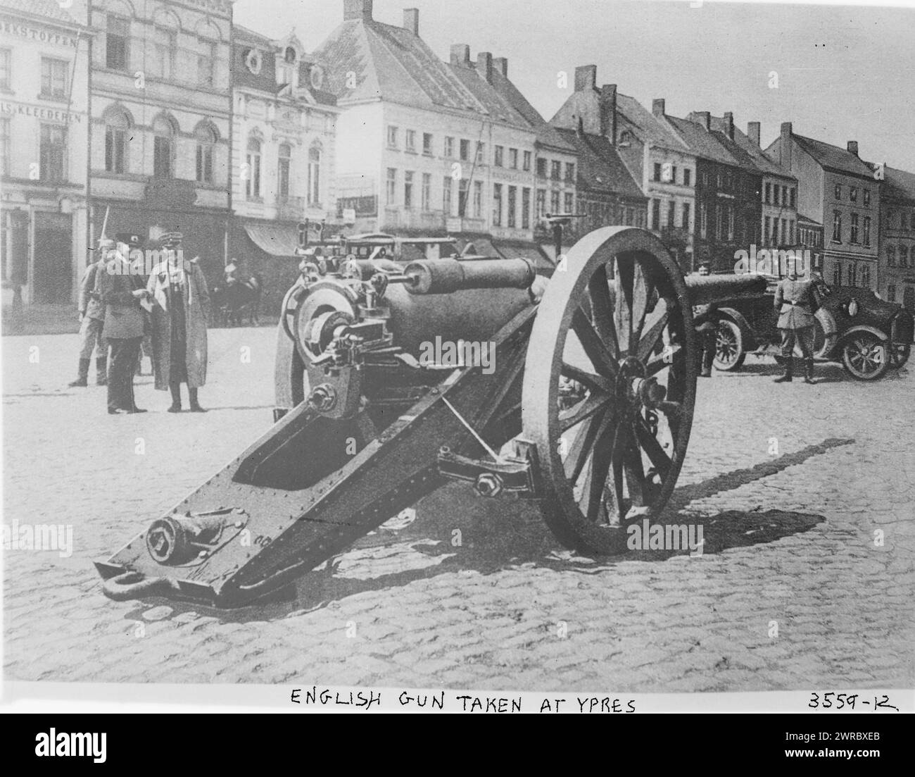 Arme anglaise prise à Ypres, la photographie montre un canon d'artillerie anglais pris pendant la première Guerre mondiale à Ypres, en Belgique., entre 1914 et CA. 1915, Guerre mondiale, 1914-1918, négatifs en verre, 1 négatif : verre Banque D'Images