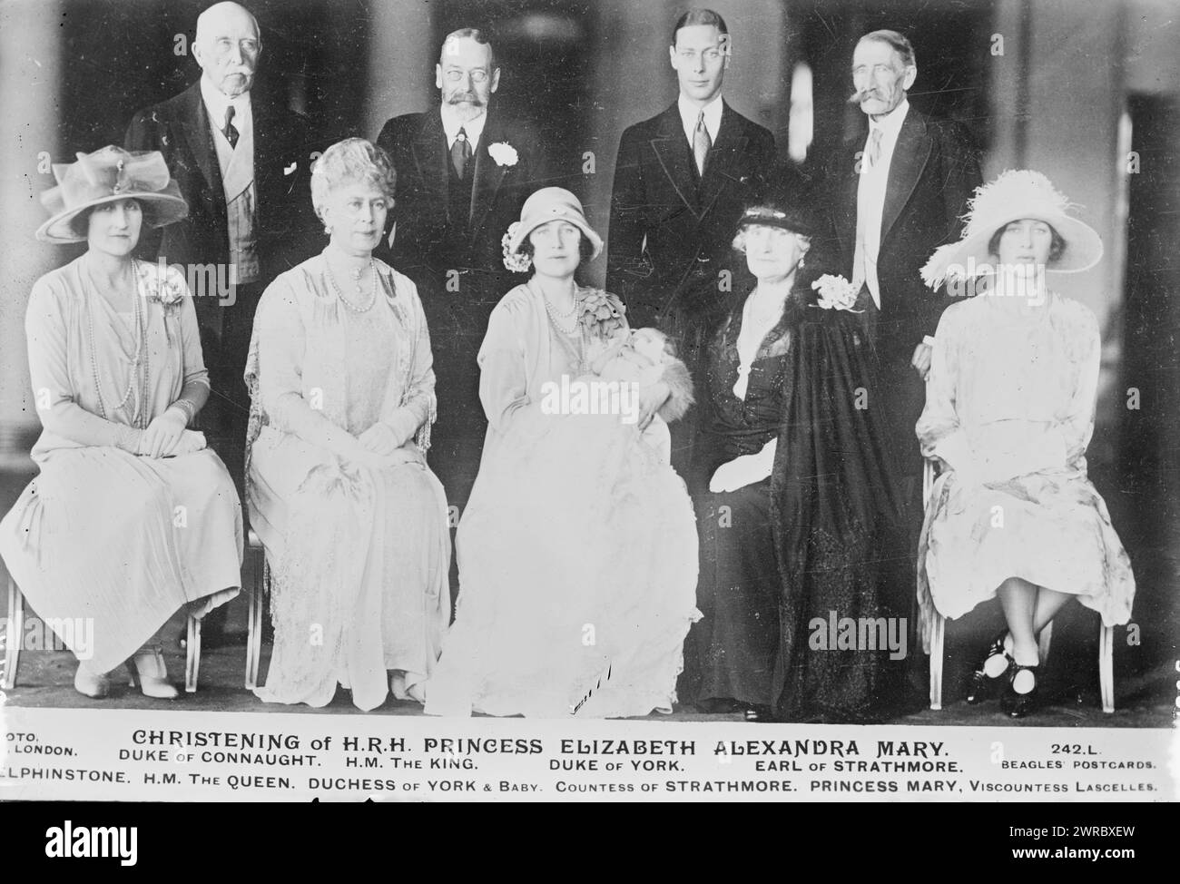Baptême de S.A.R. la princesse Elizabeth Alexandra Mary, photographie montre des membres de la famille britannique, identifiés sur le négatif : standing, (l-R) : duc de Connaught, H.M. le roi, duc d'York, comte de Strathmore. Assis (de gauche à droite) : Lady Elphinstone, S.M. la Reine, duchesse d'York et bébé, comtesse de Strathmore ; Princesse Mary, vicomtesse Lascelles., entre env. 1910 et env. 1915, négatifs en verre, 1 négatif : verre Banque D'Images