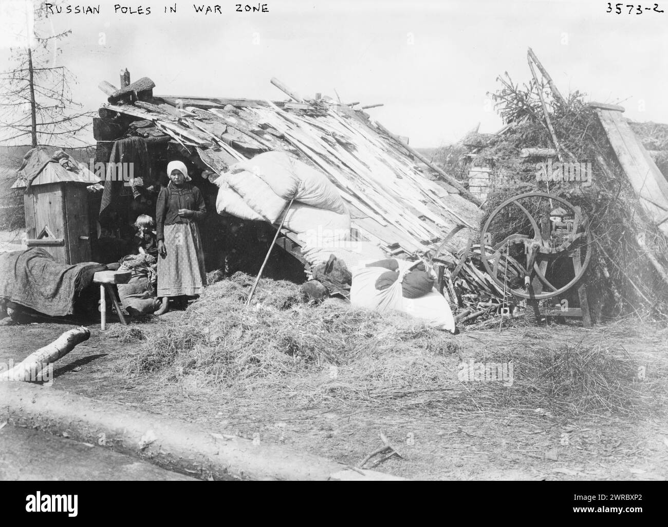 Polonais russes dans la zone de guerre, la photographie montre des femmes polonaises russes debout à côté d'un abri pendant la première Guerre mondiale, entre env. 1914 et env. 1915, Guerre mondiale, 1914-1918, négatifs en verre, 1 négatif : verre Banque D'Images
