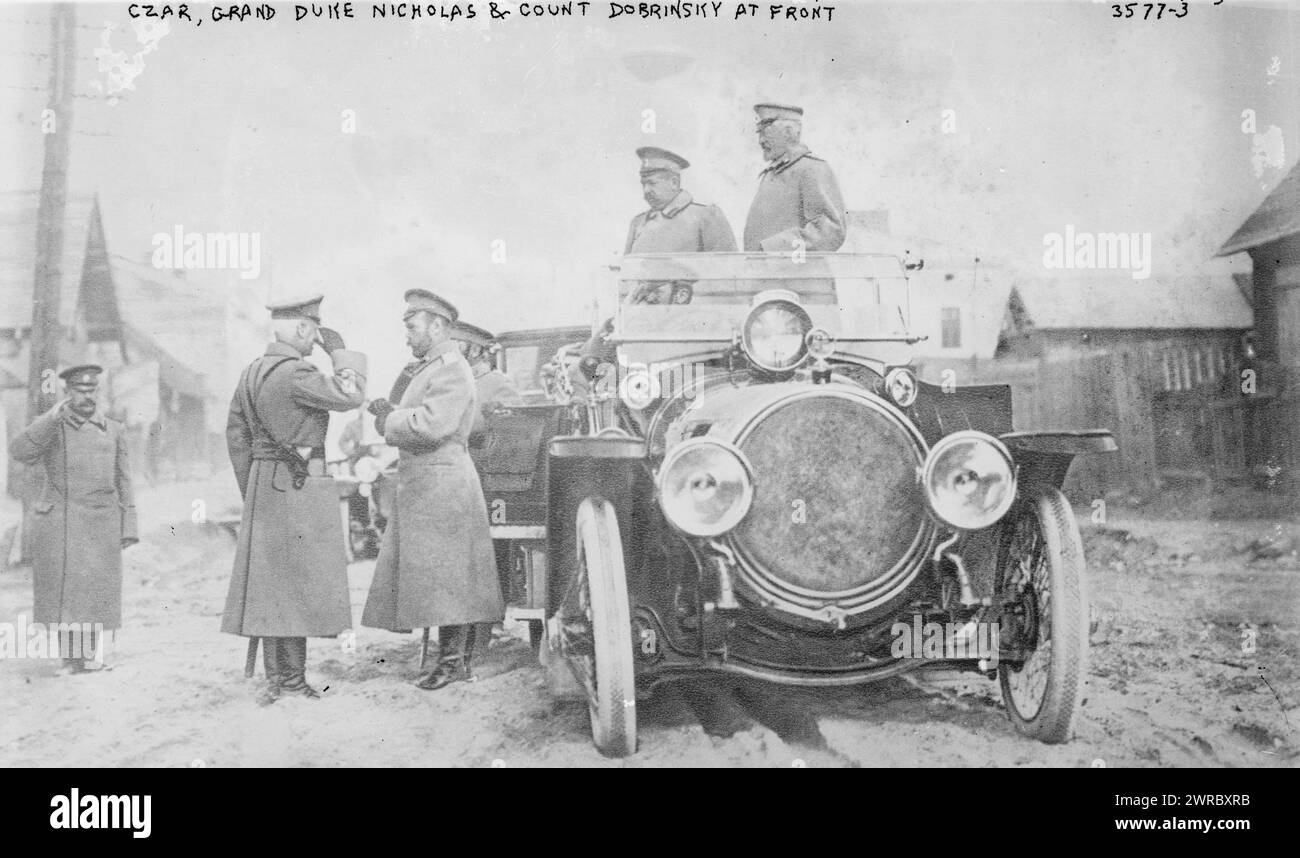 Tsar, le grand-duc Nicolas et le comte Dobrinsky à l'avant, la photographie montre l'empereur russe Nicolas II (1868-1918) debout à côté d'une voiture avec le général russe Nikolaï Nikolaïevitch Romanov (1856-1929) qui est debout dans la voiture, pendant la première Guerre mondiale, entre 1914 et CA. 1915, Guerre mondiale, 1914-1918, négatifs en verre, 1 négatif : verre Banque D'Images