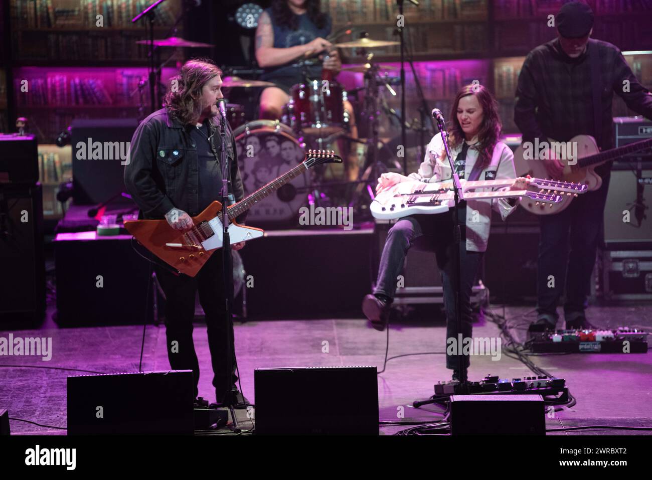 Le groupe indie-rock américain, The Gaslight Anthem, se produisant en direct au Columbiahalle à Berlin pour sa tournée History Books. Banque D'Images