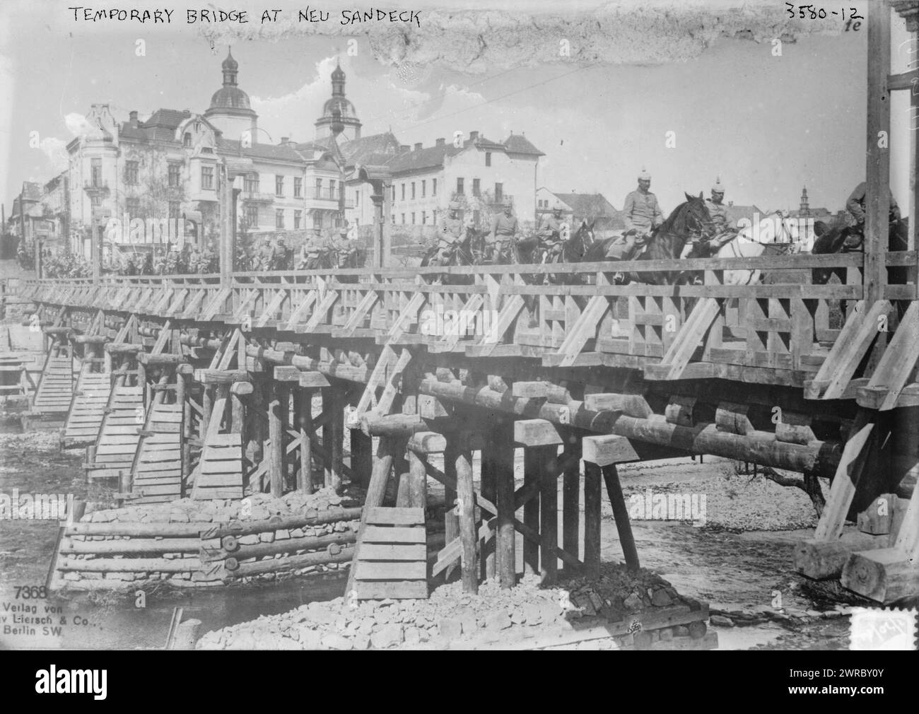 Pont temporaire à Neu Sandeck, la photographie montre un pont à Nowy Saqcz, Pologne (anciennement Neu Sandec, Galice) pendant la première Guerre mondiale, entre env. 1910 et env. 1915, Guerre mondiale, 1914-1918, négatifs en verre, 1 négatif : verre Banque D'Images
