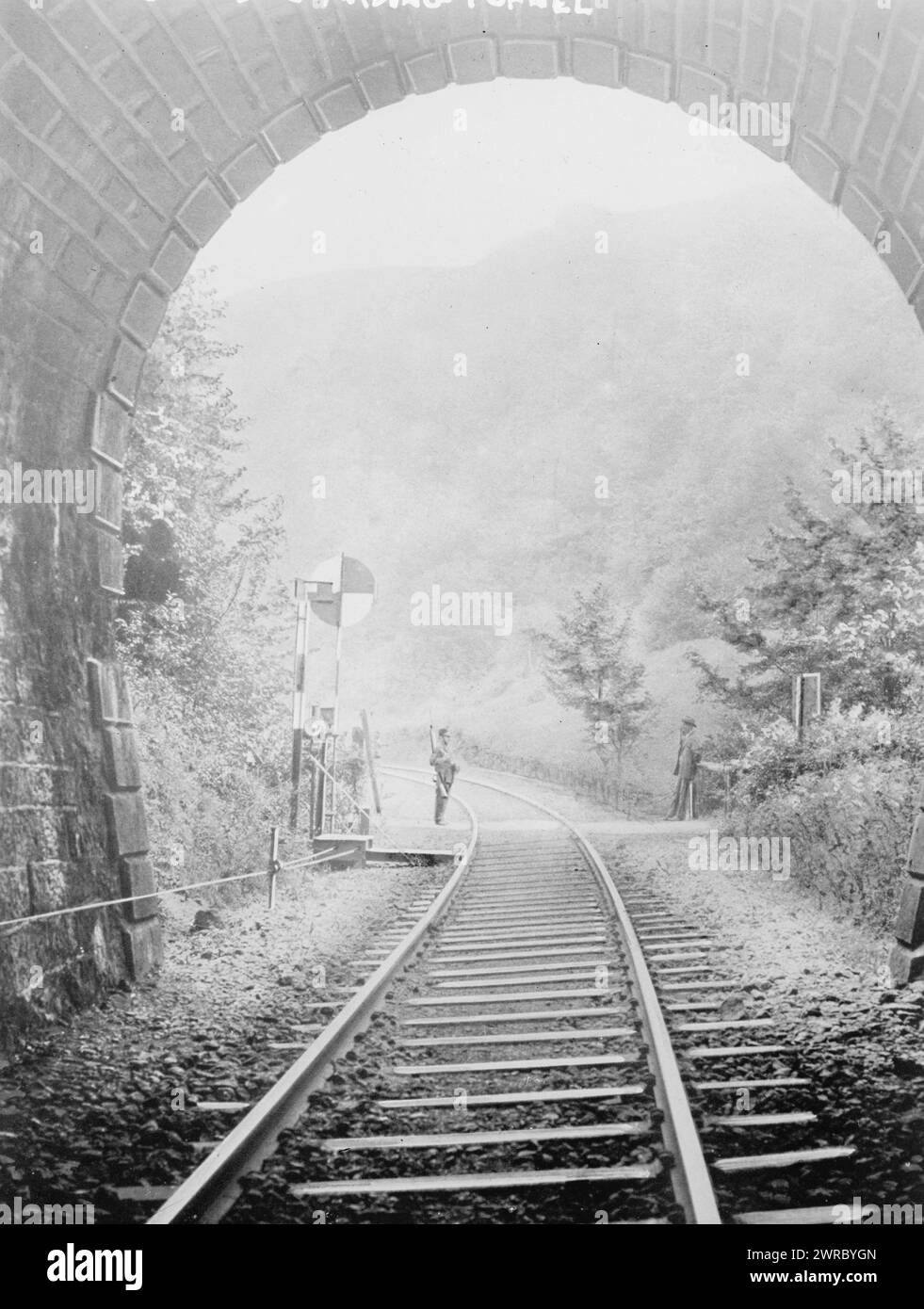 Tunnel de garde suisse, la photographie montre un soldat suisse gardant un tunnel probablement pendant la première Guerre mondiale, entre 1914 et CA. 1915, Guerre mondiale, 1914-1918, négatifs en verre, 1 négatif : verre Banque D'Images