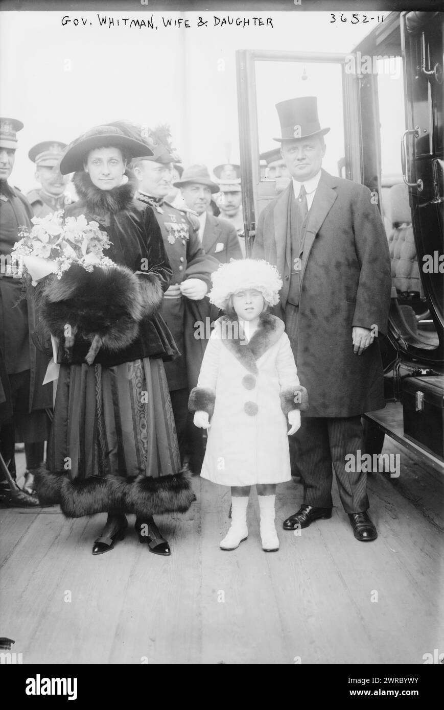 Le gouverneur Whitman, épouse et fille, gouverneur de New York Charles Seymour Whitman (1868-1947) avec sa femme et sa fille Olive lors d'une cérémonie le 1er novembre 1915, au cours de laquelle Olive a nommé l'hyrdoaéroplane de la milice navale de New York., 1915 novembre 1, négatifs en verre, 1 négatif : verre Banque D'Images