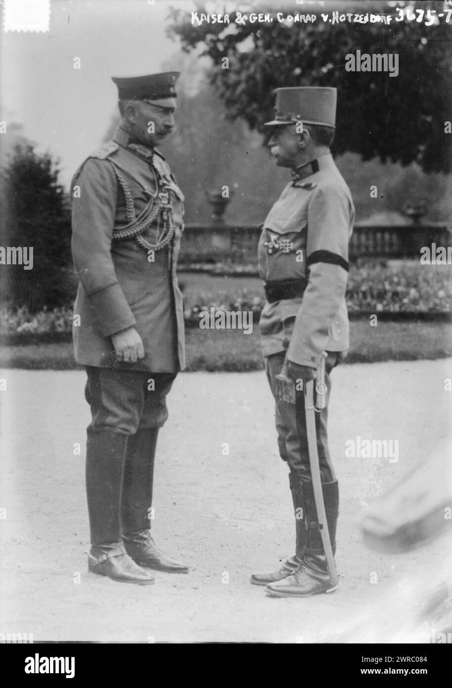 Kaiser & Gen. Conrad v. Hotzendorf, photographie montrant le Kaiser Guillaume II d'Allemagne (1859-1941) avec le comte Franz Xaver Joseph Conrad von Hötzendorf (1852-1925), un officier de l'armée austro-hongroise., entre env. 1910 et env. 1915, négatifs en verre, 1 négatif : verre Banque D'Images