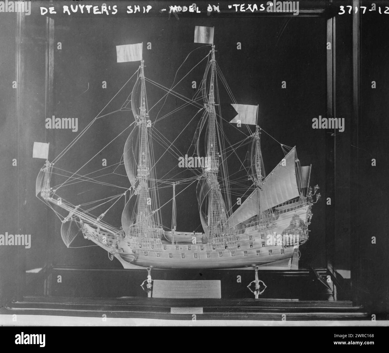 Navire de Ruyter - modèle sur le TEXAS, la photographie montre une maquette argentée du célèbre navire de l'amiral néerlandais Michiel de Ruyter, le Zeven provincial, qui a été donné au navire Texas en gratitude pour un sauvetage en mer par l'équipage du Ryndam., entre env. 1910 et env. 1920, négatifs en verre, 1 négatif : verre Banque D'Images
