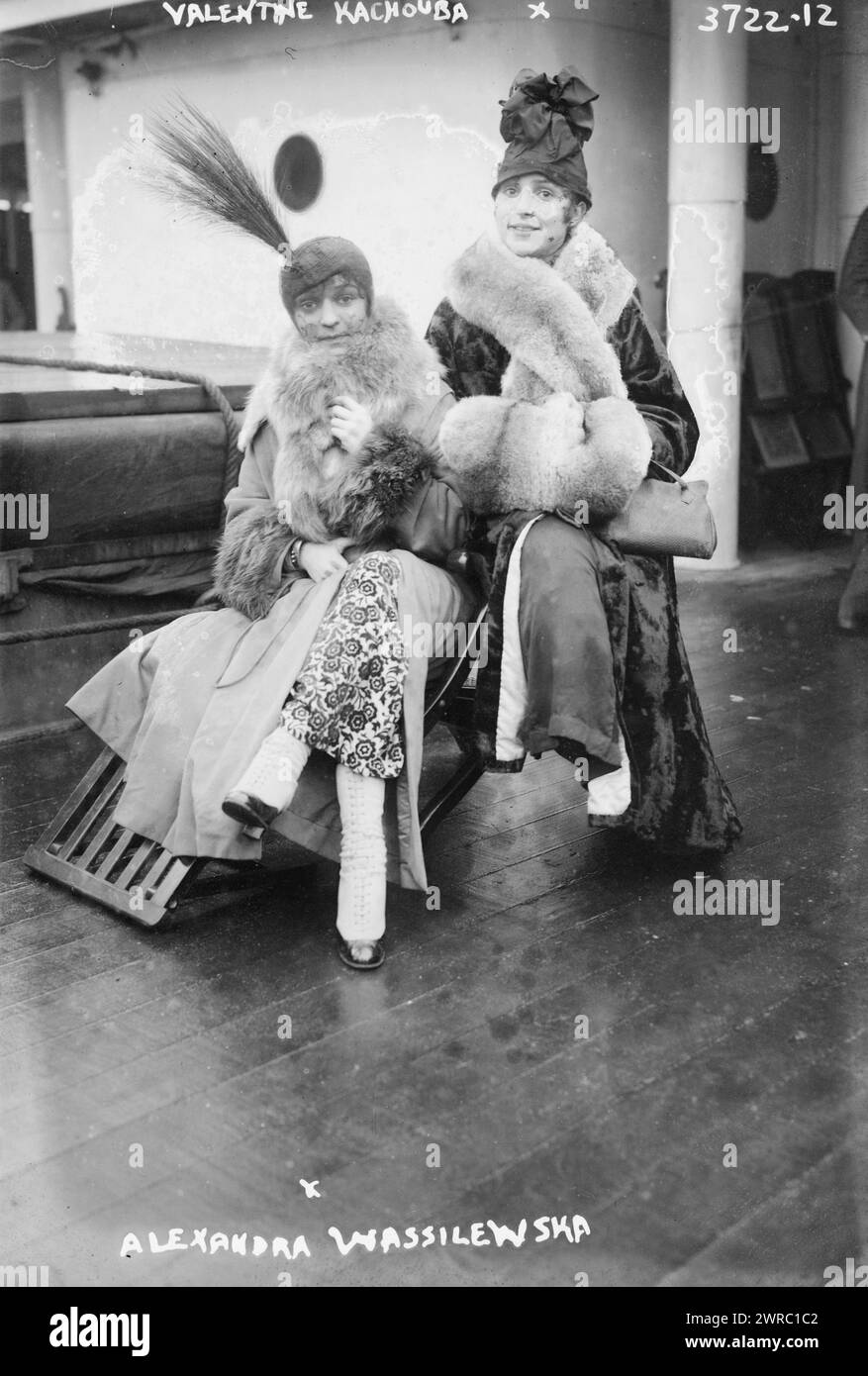 Mme Valentine Kachouba, photographie montre Valentine Kachouba (à droite) et Alexandria Wassilewska (à gauche), danseurs avec le Ballet russe, arrivant probablement à New York sur le navire Lafayette le 11 janvier 1916., 1916 janvier 11, négatifs en verre, 1 négatif : verre Banque D'Images