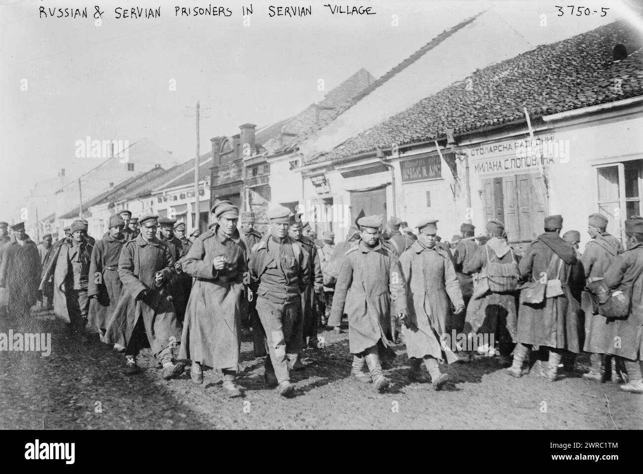 Russe et servien, c'est-à-dire, prisonniers serbes dans le village servien, photographie montre des prisonniers russes et serbes en Serbie pendant la première Guerre mondiale, entre env. 1915 et env. 1920, Guerre mondiale, 1914-1918, négatifs en verre, 1 négatif : verre Banque D'Images
