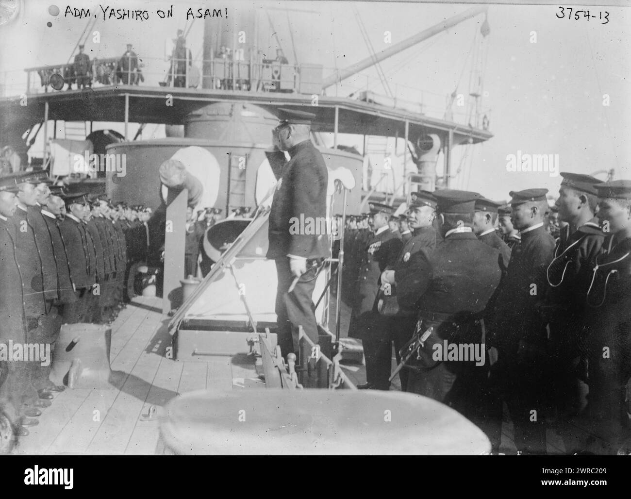 L'ADM Yashiro sur ASAMI, c'est-à-dire Asama, la photographie montre le baron Yashiro Rokuro (1860-1930), amiral de la Marine impériale japonaise et ministre de la Marine, à bord du croiseur japonais Asama., entre env. 1915 et env. 1920, négatifs en verre, 1 négatif : verre Banque D'Images