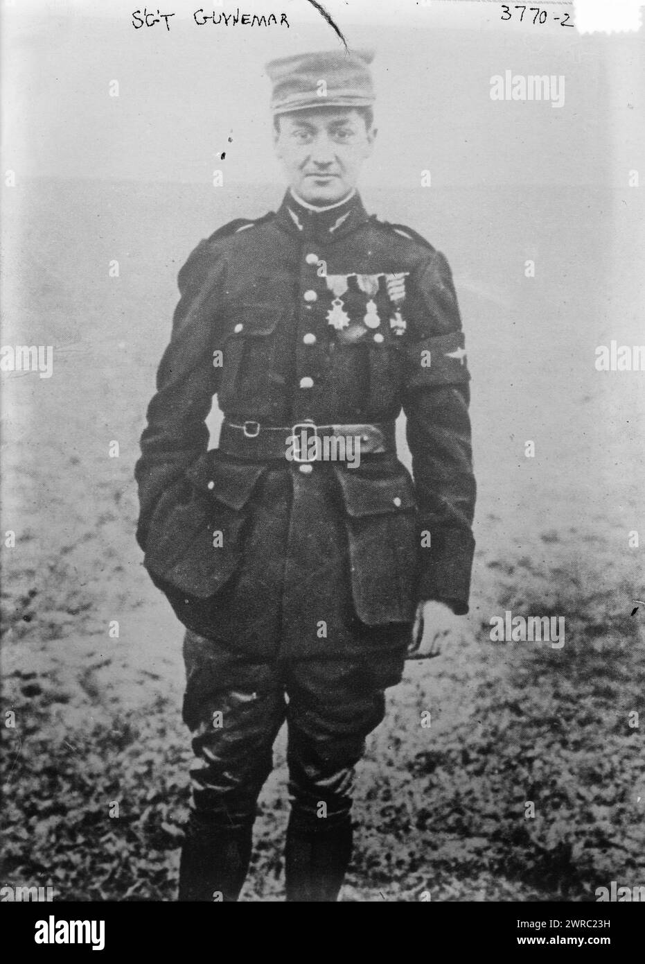Le sergent Guynemar, c'est-à-dire Guynemer, la photographie montre Georges Guynemer (1894-1917), pilote de chasse français pendant la première Guerre mondiale, portant des médailles., entre env. 1915 et env. 1920, négatifs en verre, 1 négatif : verre Banque D'Images