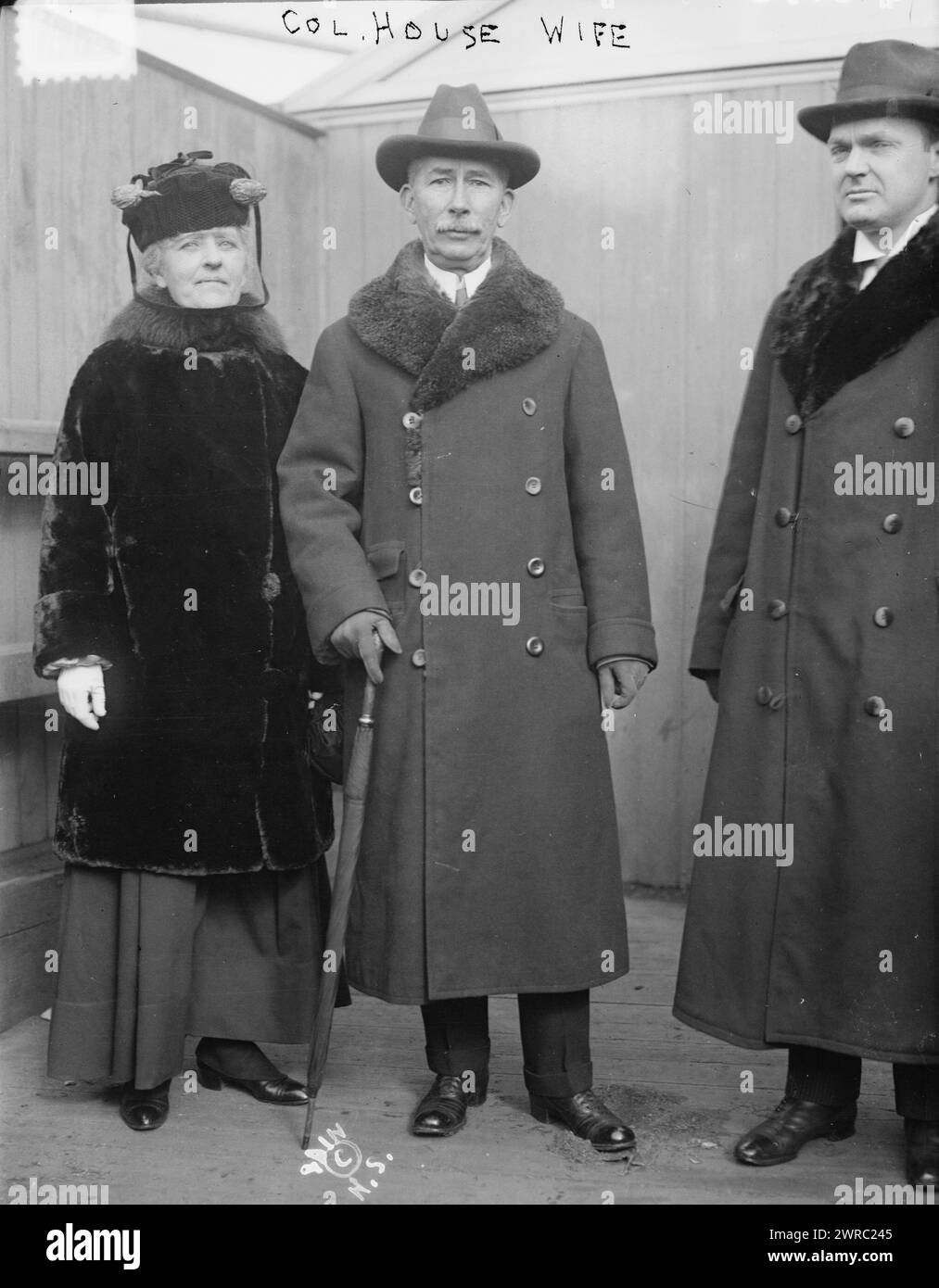 Col. House, épouse, photographie montre (de gauche à droite)Loulie Hunter House, Edward Mandell House, et D.F. Malone., entre env. 1915 et env. 1920, négatifs en verre, 1 négatif : verre Banque D'Images