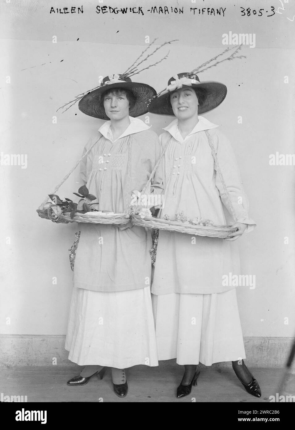 Aileen i.e. Eileen Sedgwick - Marion Tiffany, photographie montre Eileen Sedgwick et Marion Tiffany, deux des filles de fleurs du jardin de thé à la salle d'exposition du Grand Central Palace pour la quatrième exposition annuelle internationale des fleurs, New York City., 1916 avril, négatifs en verre, 1 négatif : verre Banque D'Images