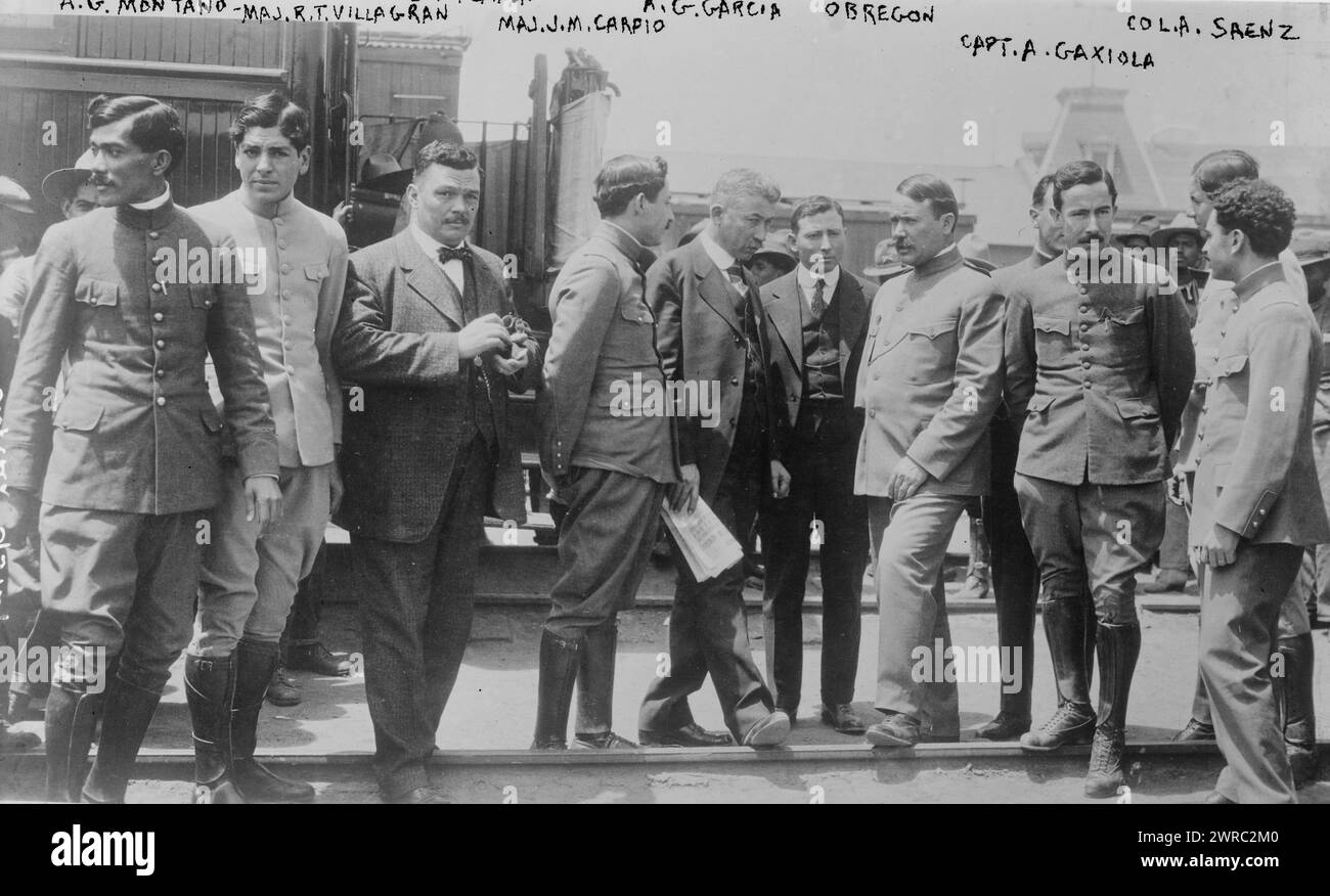 Obregon & Staff, B.A. Almada, A.G. Montano, Maj. R.T. Villagran, Maj. J.M. Carpio, A.G. Garcia, Obregon, Capt. A. Gaziola, & Col. A. Saenz, photographie montrant le général Alvaro Obregon et son personnel qui étaient à Cuidad Juarez, Chihuahua, Mexique pour assister à la conférence Juarez-El Paso relative aux plans de coopération entre les États-Unis et le Mexique dans la poursuite de Panco Villa en mai 1916, pendant la Révolution mexicaine. Le personnel comprend : Andres G. Garcia, consul du Mexique à El Paso ; le capitaine A. Gaxiola et le colonel Aarón Sáenz Garza pendant la conférence Juarez-El Paso en mai Banque D'Images