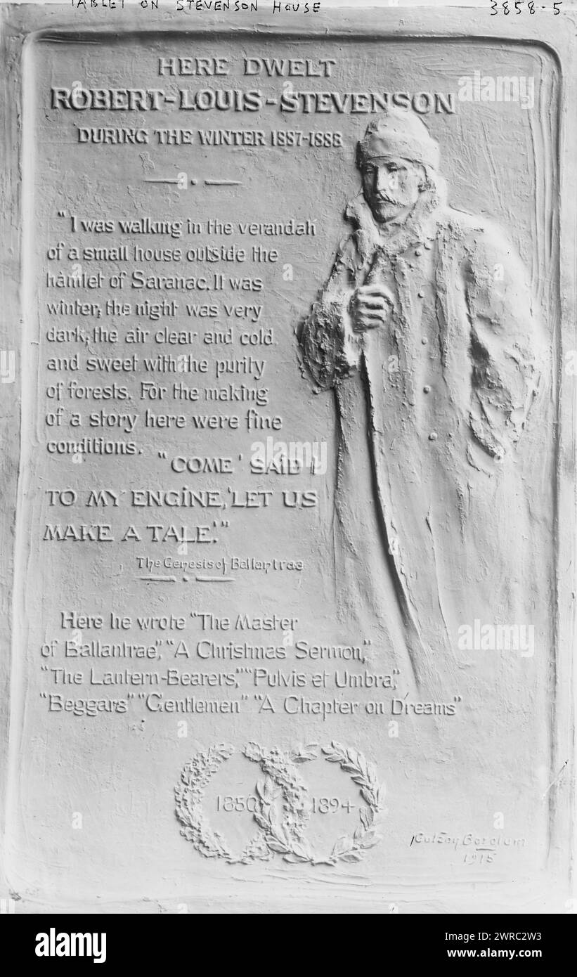 Tablette sur Stevenson House, photographie montrant la plaque en bas-relief créée par le sculpteur Gutzon Borglumon située sur le Robert Louis Stevenson Memorial Cottage, Saranac Lake, New York. Plaque commémore le séjour de l'écrivain à la maison en 1887 et 1888., entre CA. 1915 et env. 1920, négatifs en verre, 1 négatif : verre Banque D'Images
