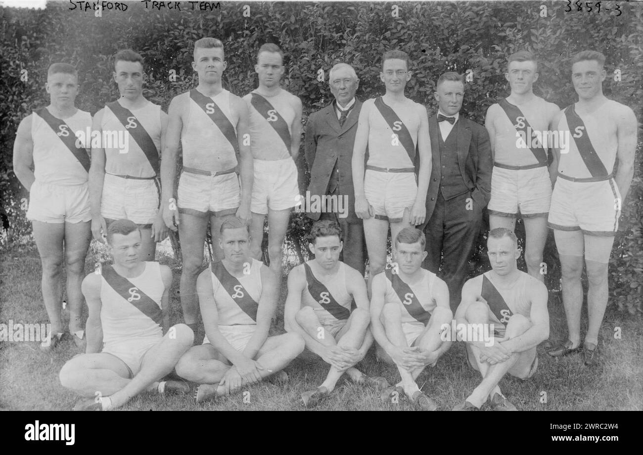 Stanford Track Team, la photographie montre des membres de l'équipe de piste de l'Université Stanford incluant peut-être Paul R. Wilson (quatrième à partir de la gauche dans la rangée arrière) ; Fred Murray (troisième à partir de la gauche dans la rangée arrière) ; et John Kelley Norton (au centre arrière)., entre env. 1915 et env. 1920, négatifs en verre, 1 négatif : verre Banque D'Images