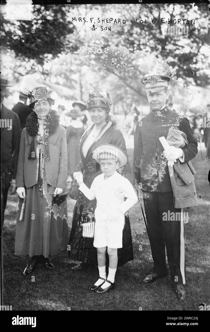 MRS F. Shepard & son, & Col. W. E. Horton, photographie montrant Mme Finley Shepard (Helen Miller Gould) (1868-1938), philanthrope et épouse de Finlay Johnson Shepard avec son fils adoptif, Finley Jay Shepard et le colonel William E. Horton lors d'une Garden party sur Governor's Island, New York, en mai 1916., 1916 mai 26, négatifs en verre, 1 négatif : verre Banque D'Images