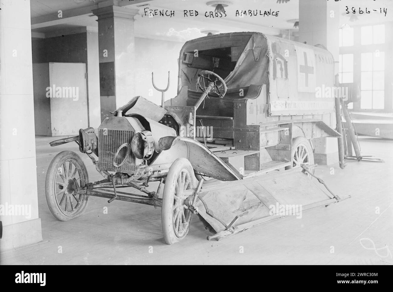 Ambulance de la Croix-Rouge française, photographie montrant une ambulance épave au Bazar allié, Grand Central Palace, New York City, juin 1916., 1916, négatifs en verre, 1 négatif : verre Banque D'Images