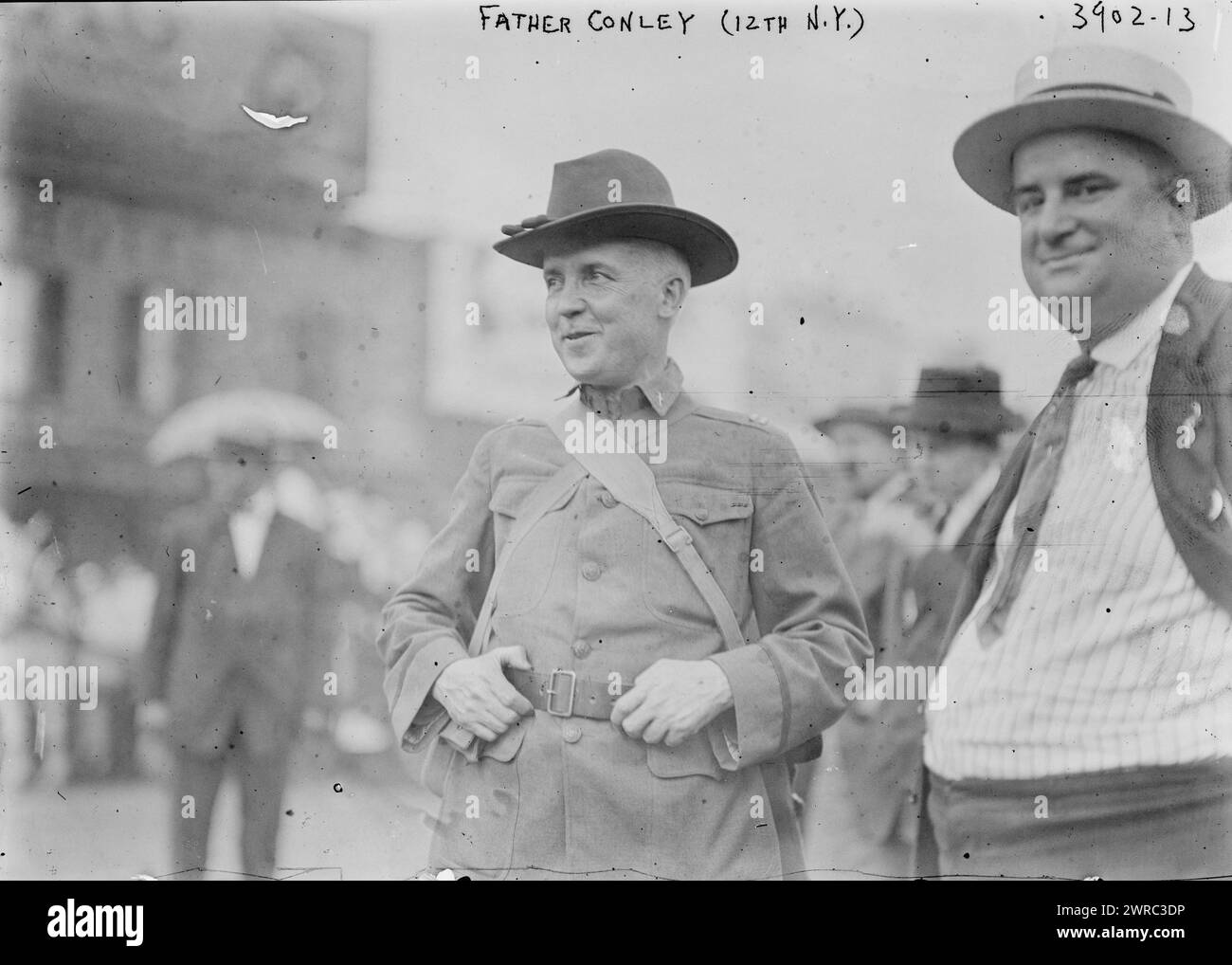 Père Conley (12th N.Y.), photographie montrant le révérend James N. Connolly, aumônier du 12th New York Infantry., entre CA. 1915 et env. 1920, négatifs en verre, 1 négatif : verre Banque D'Images