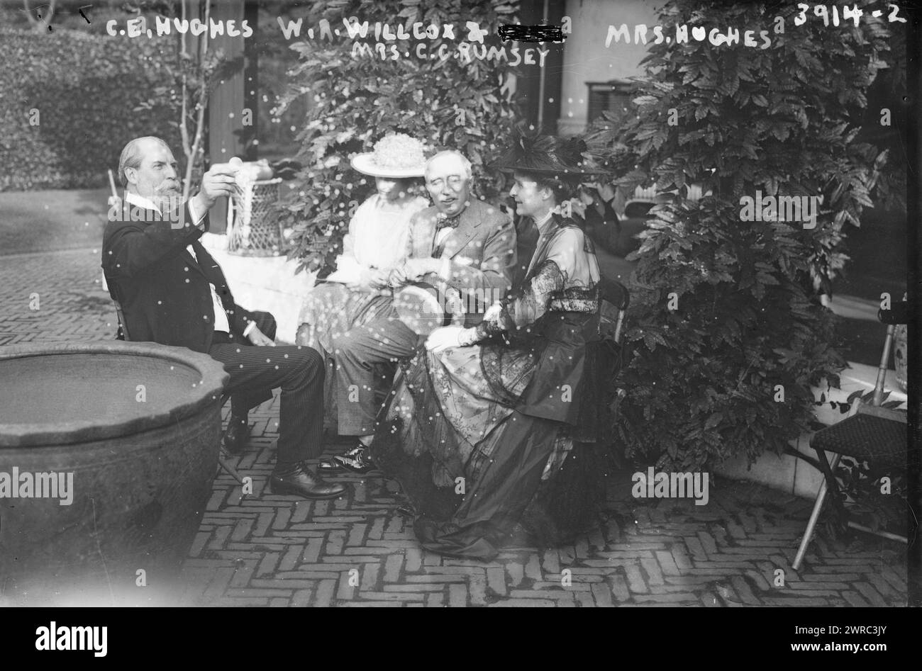 C. E. Hughes, W.R. Willcox & Mrs. C.C. Rumsey, Mrs. Hughes, photographie montrant Charles Evans Hughes (1862-1948), candidat républicain à la présidence en 1916 ; William Russell Willcox, président du Comité national républicain de 1916 à 1918; MRS Charles Cary Rumsey, qui a été élu trésorier du Comité national des femmes en 1916, et MRS Hughes., entre CA. 1915 et env. 1920, négatifs en verre, 1 négatif : verre Banque D'Images