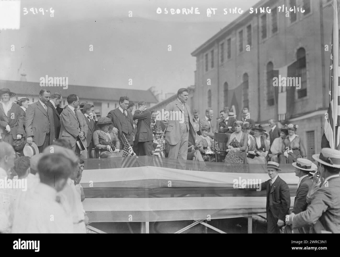 Osborne sur Sing Sing, 16/7/16, photographie montrant Thomas Mott Osborne, directeur de la prison de Sing Sing, Ossining, New York, parlant devant la prison probablement après son retour de procès., 1916., négatifs en verre, 1 négatif : verre Banque D'Images