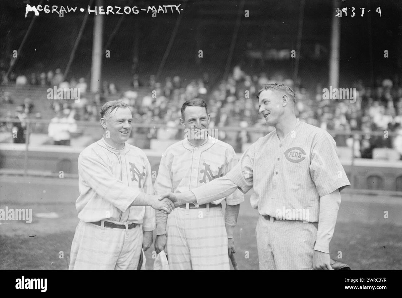 John McGraw & Buck Herzog, New York NL, et Christy Mathewson, Cincinnati NL (baseball), 1916., négatifs en verre, 1 négatif : verre Banque D'Images