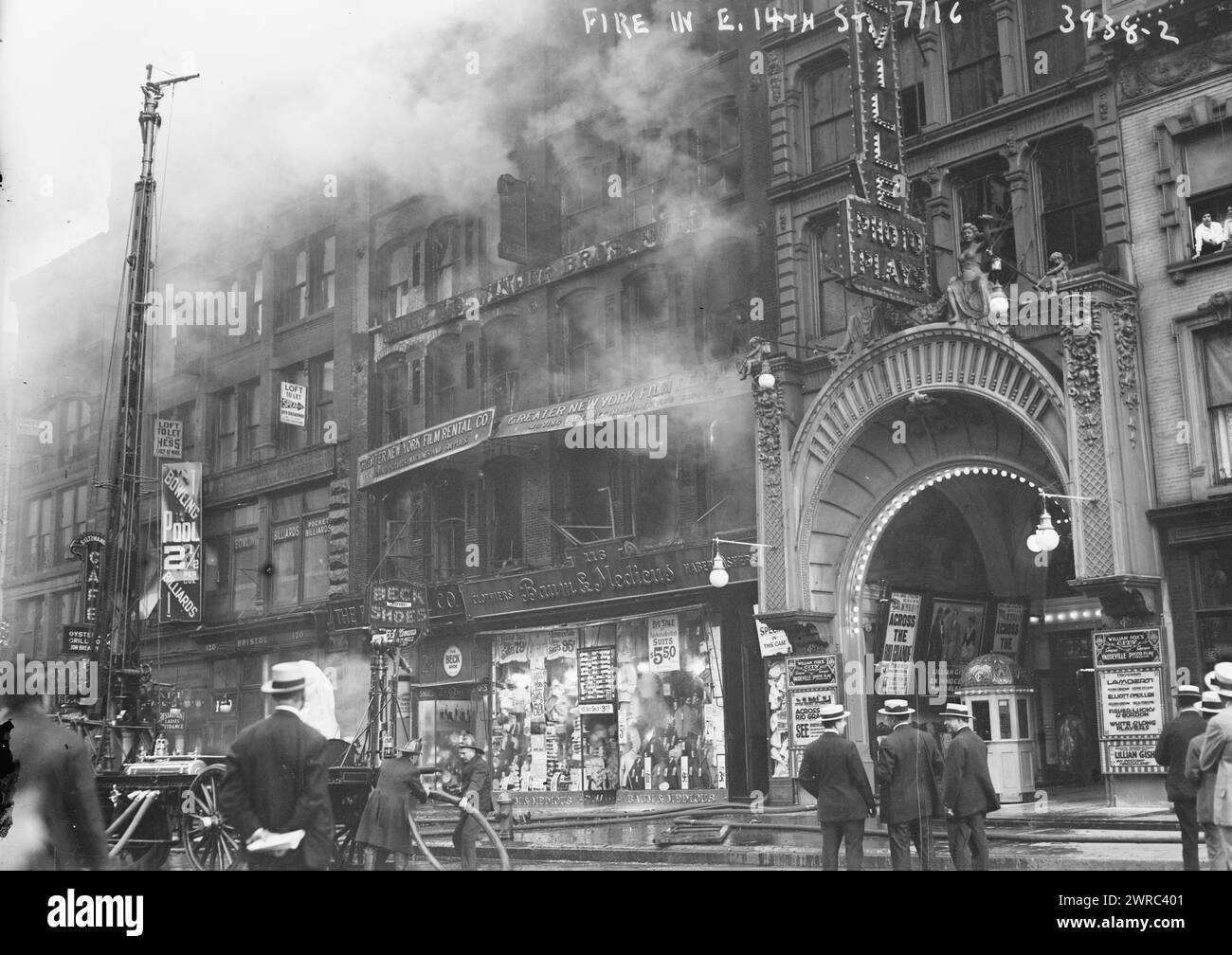 Feu dans E. 14e préparé, photographie montre un feu dans un bâtiment à côté de 'William Fox's City Theatre' à New York City., 1916 juillet., négatifs en verre, 1 négatif : verre Banque D'Images