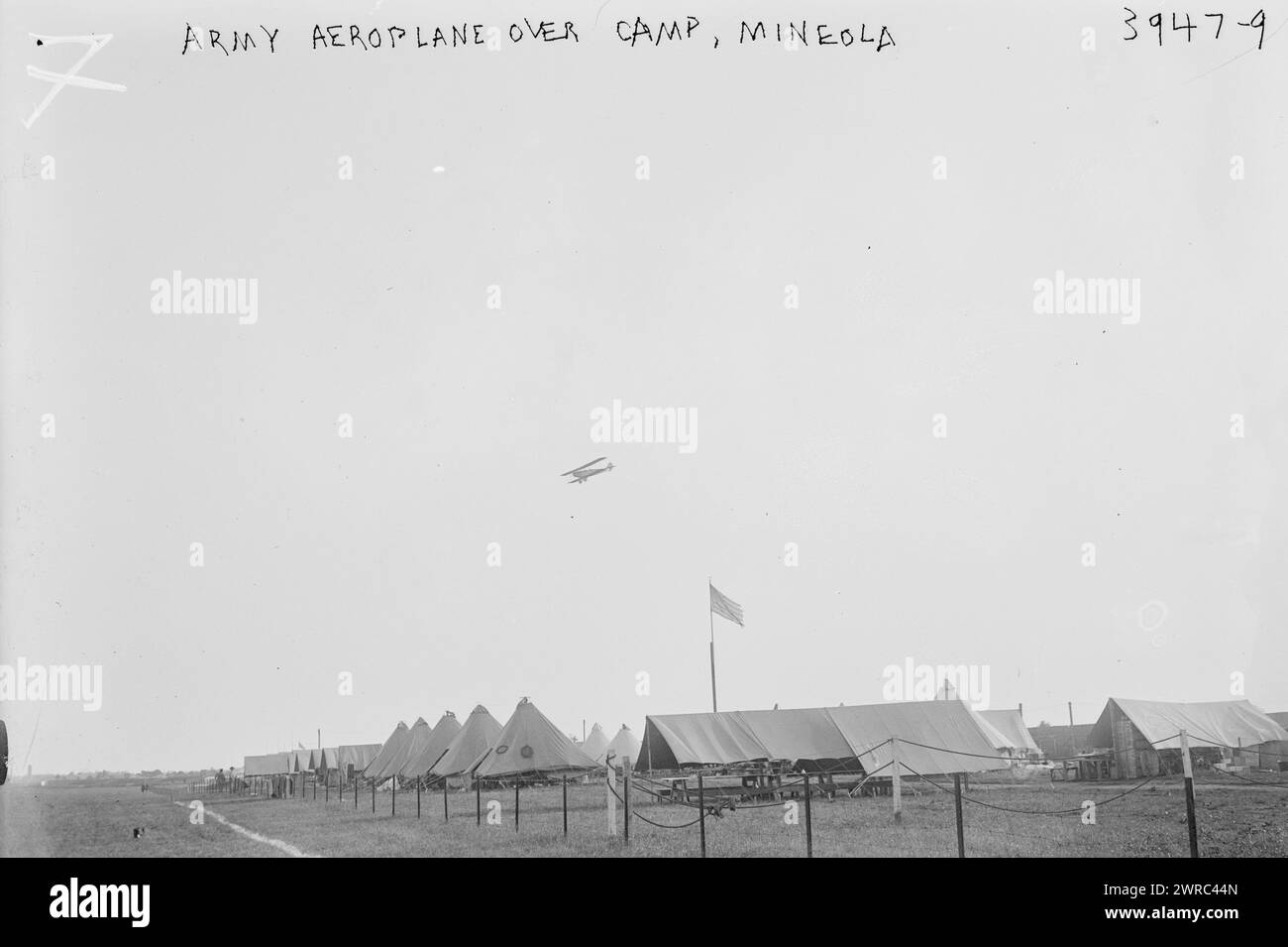 Avion de l'armée au-dessus de Camp, Mineola, photographie montre le champ d'entraînement de l'aviation de l'armée à Mineola, long Island, New York., 1916 ou 1917, négatifs en verre, 1 négatif : verre Banque D'Images