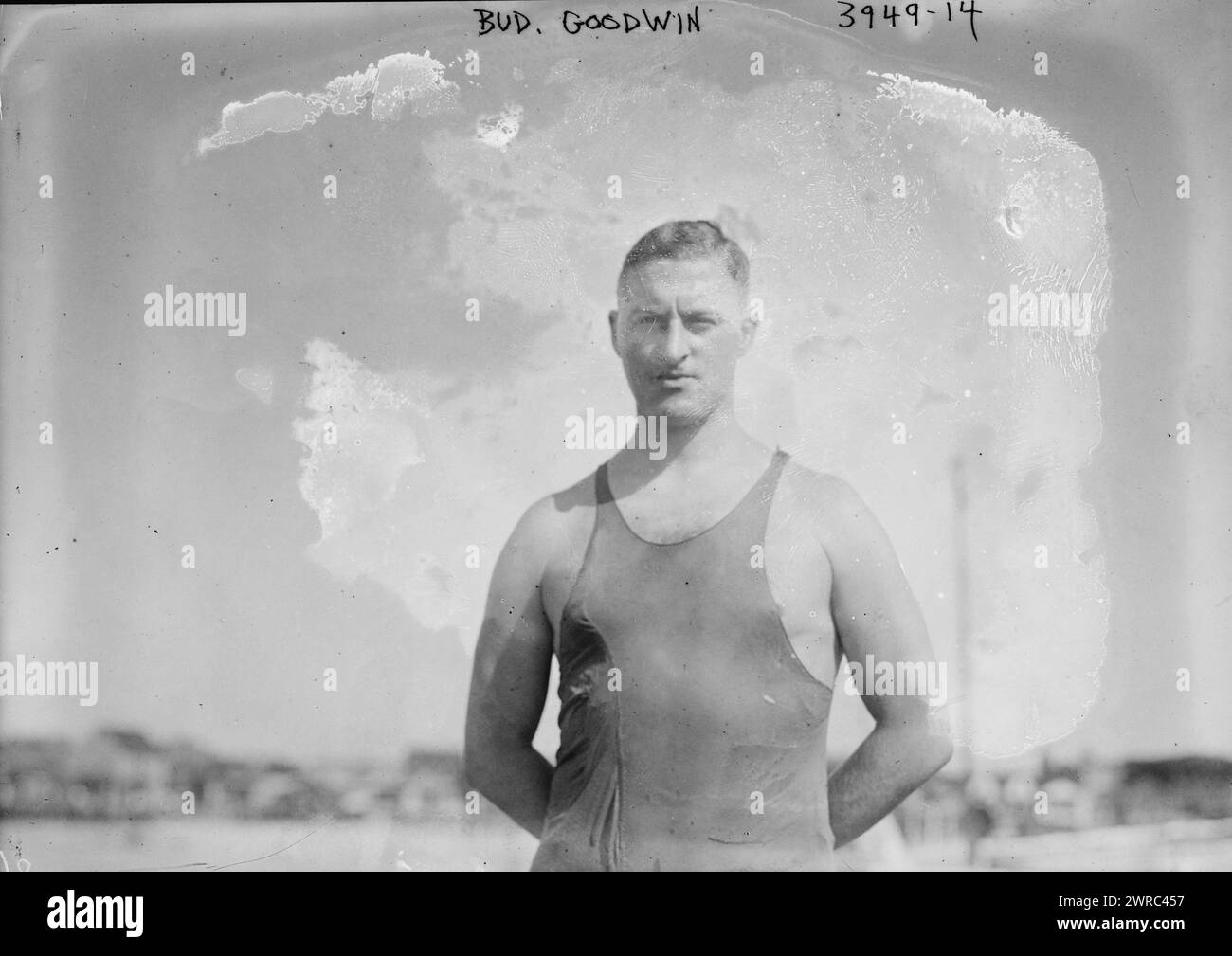 Bud Goodwin, photographie montre le nageur Bud Goodwin pendant le carnaval de l'eau du Jamaica Bay Yacht Club à Holland, Rockaway Beach, New York, le 20 août 1916., 20 août 1916, négatifs en verre, 1 négatif : verre Banque D'Images