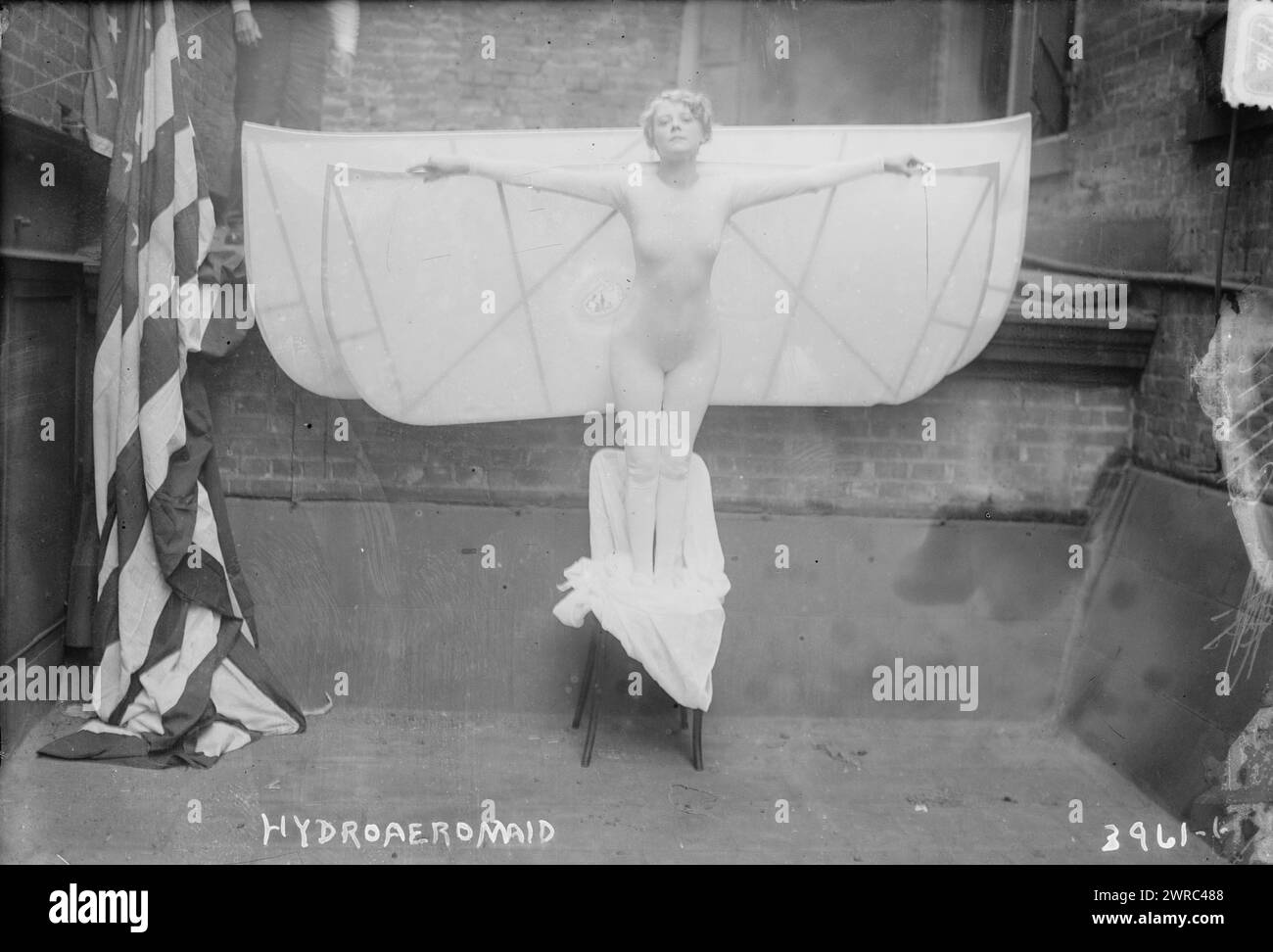 Hydroaeromaid, photographie montre Miss Pearl Palmer posant pour un trophée créé par le sculpteur Alexander Popini pour le New York Flying Yacht Club., 1916 septembre 1, négatifs en verre, 1 négatif : verre Banque D'Images