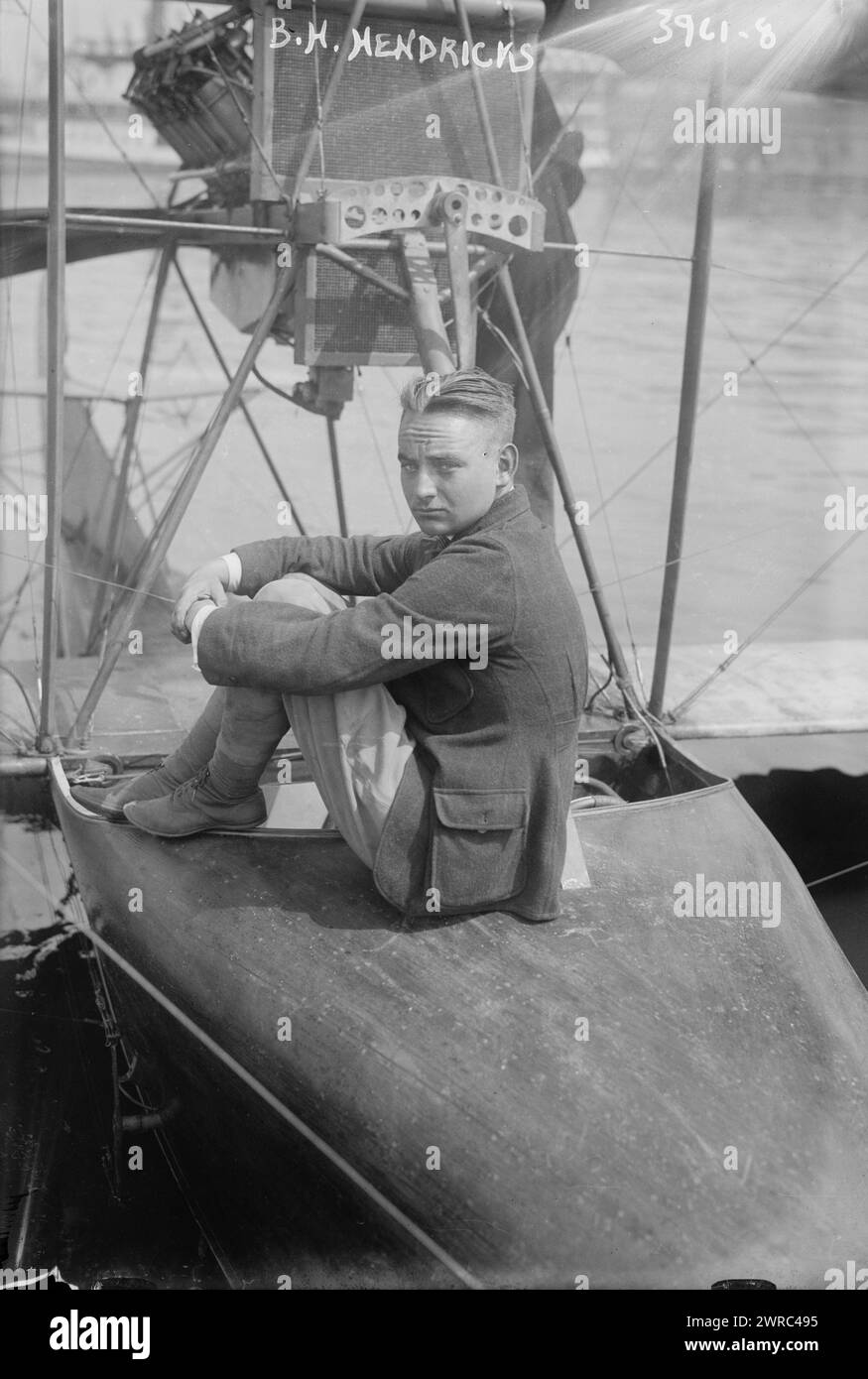 B.H. Hendricks i.e. Kendrick, photographie montrant Beryl H. Kendrick sur son hydroplane à la station du New York Flying Yacht Club sur la rivière Hudson le 31 août 1916, 1916 août 31, négatifs en verre, 1 négatif : verre Banque D'Images