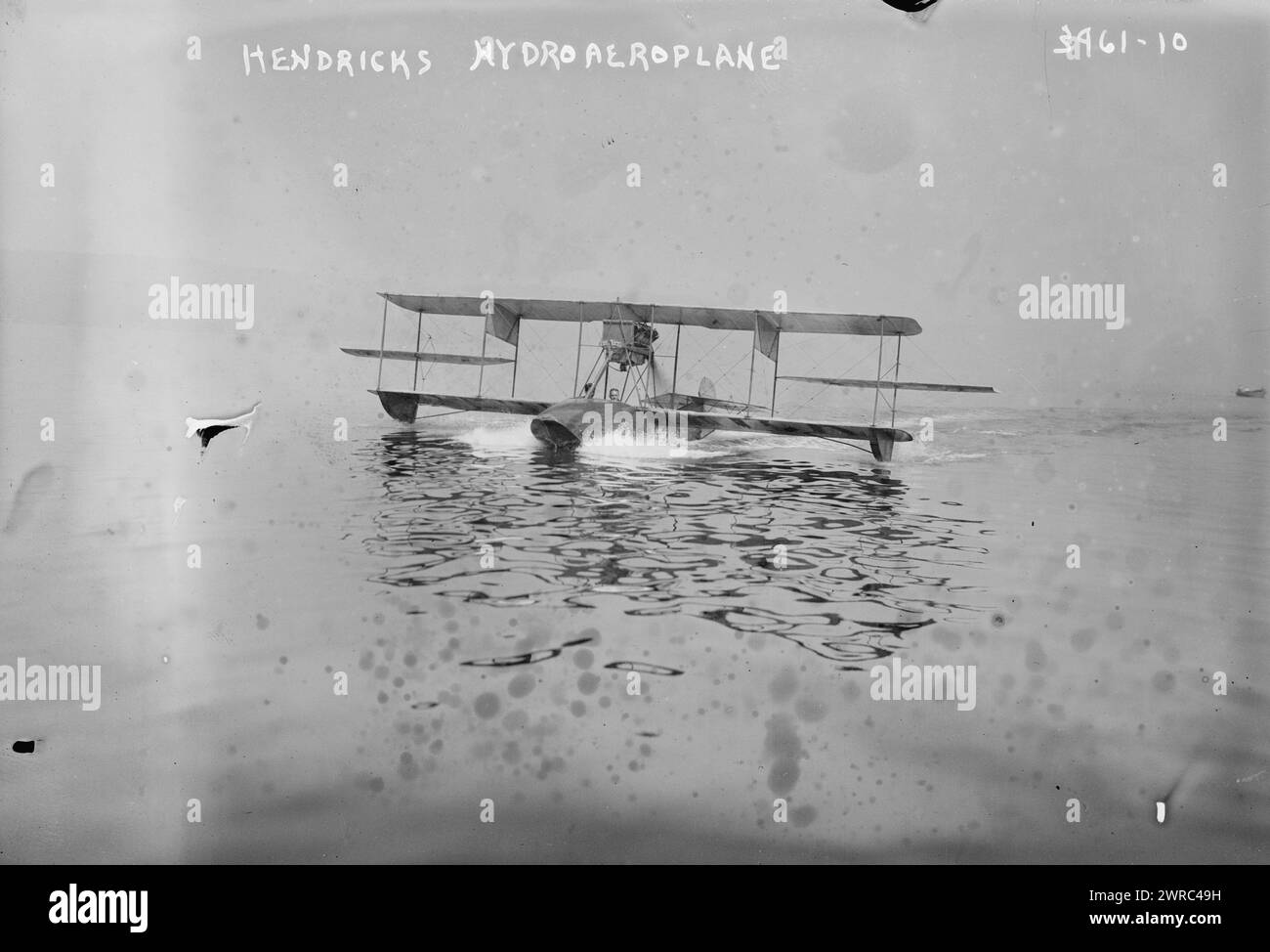 Hendricks, c'est-à-dire l'hydroaéroplane de Kendrick, photographie montrant l'arrivée de l'hydroplane de Beryl H. Kendrick à la station du New York Flying Yacht Club sur la rivière Hudson le 31 août 1916, 1916 août 31, négatifs en verre, 1 négatif : verre Banque D'Images