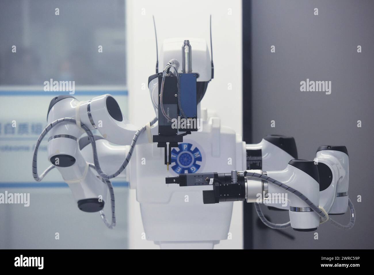 HANGZHOU, CHINE - 7 MARS 2024 - Un robot de manipulation de gouttelettes microfluidiques à l'échelle nanométrique avec une plate-forme d'analyse de protéome monocellulaire entièrement automatique de Banque D'Images