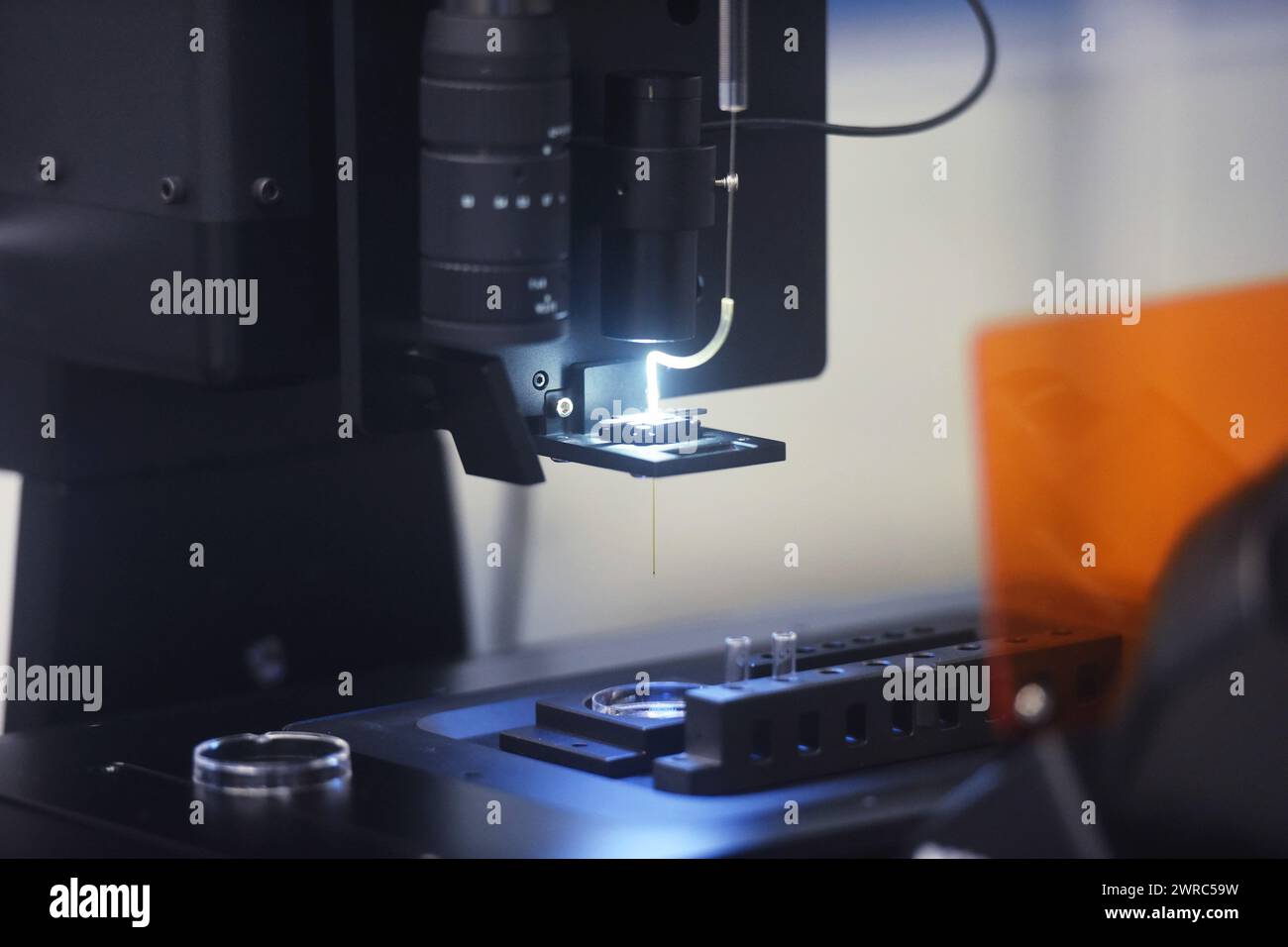 HANGZHOU, CHINE - 7 MARS 2024 - un instrument associé à une plate-forme d'analyse du protéome monocellulaire entièrement automatisée est illustré dans le laboratoire Banque D'Images