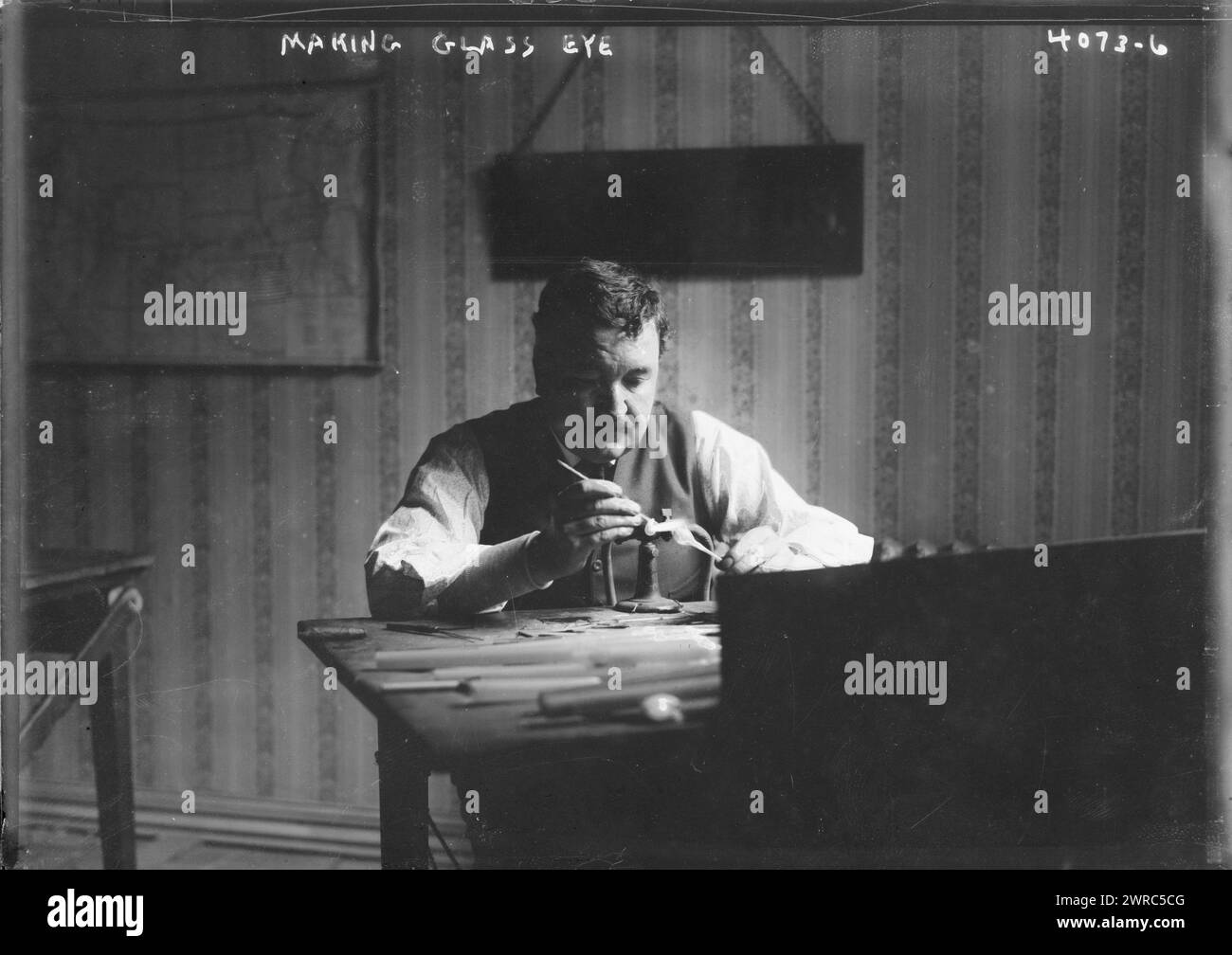 Faire oeil de verre, entre CA. 1915 et env. 1920, négatifs en verre, 1 négatif : verre Banque D'Images