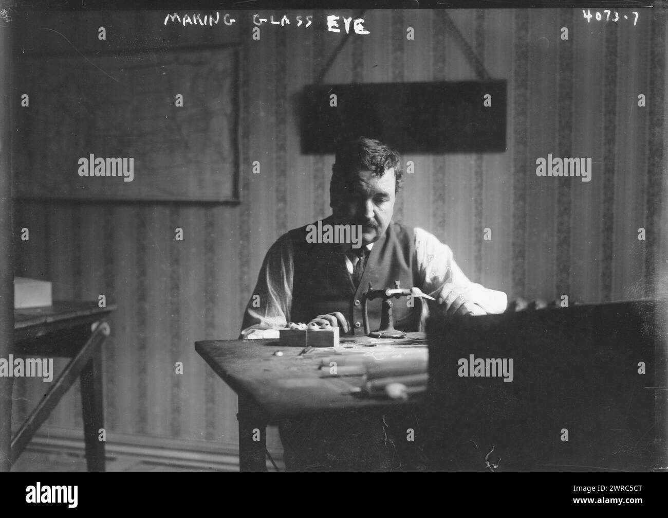 Faire oeil de verre, entre CA. 1915 et env. 1920, négatifs en verre, 1 négatif : verre Banque D'Images